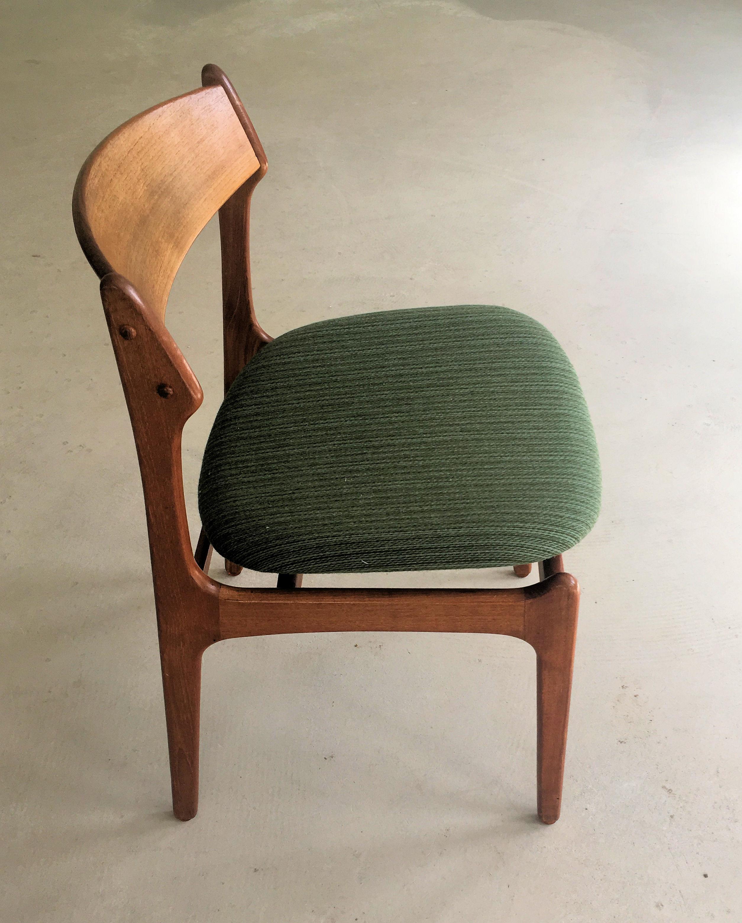 Ensemble de six chaises de salle à manger danoises Erik Buch restaurées en teck, tapissées sur mesure en vente 1