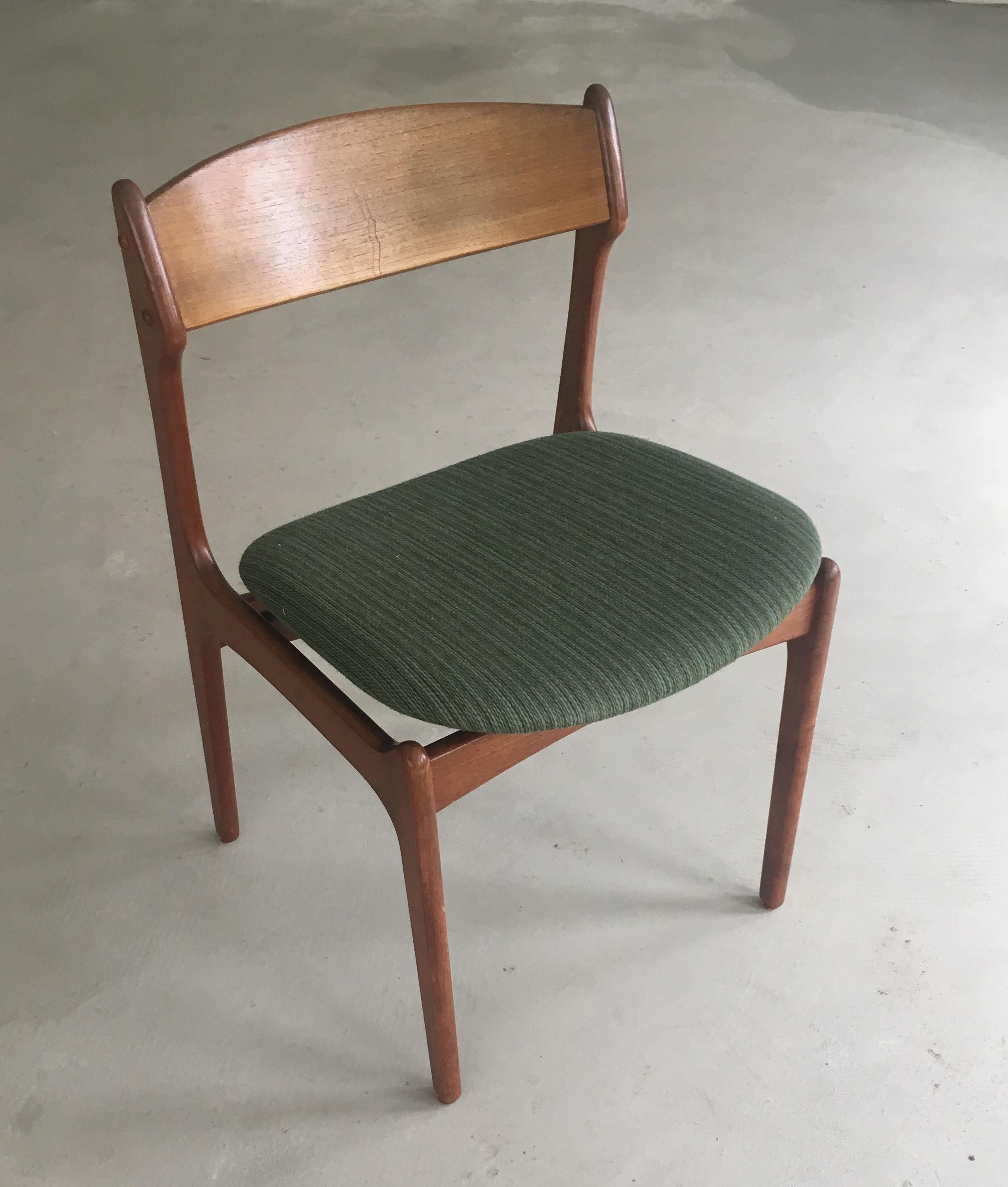 Ensemble de six chaises de salle à manger danoises Erik Buch restaurées en teck, tapissées sur mesure en vente 2