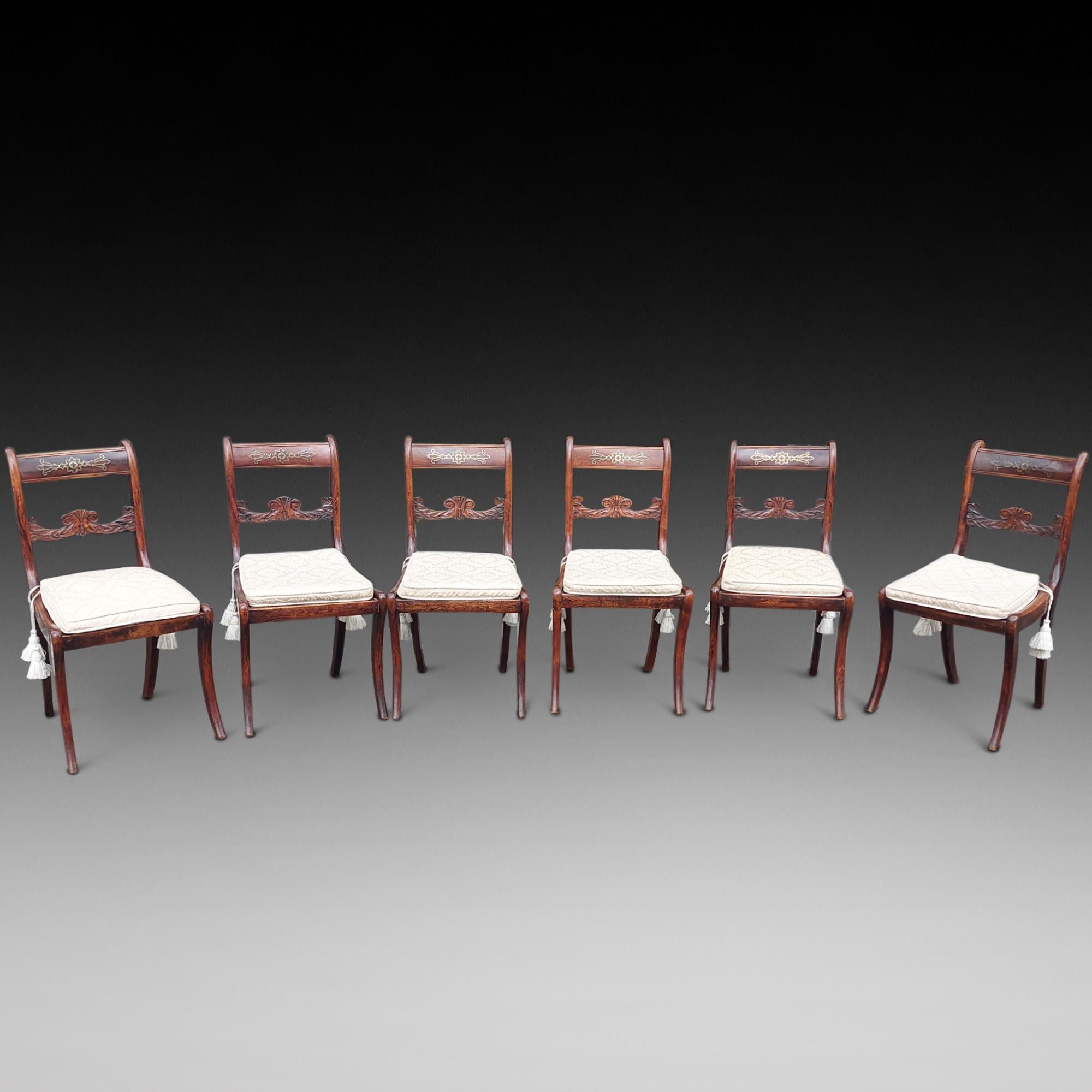 Inglese Set of Six Regency Brass Inlaid Faux Rosewood Dining Chairs in vendita