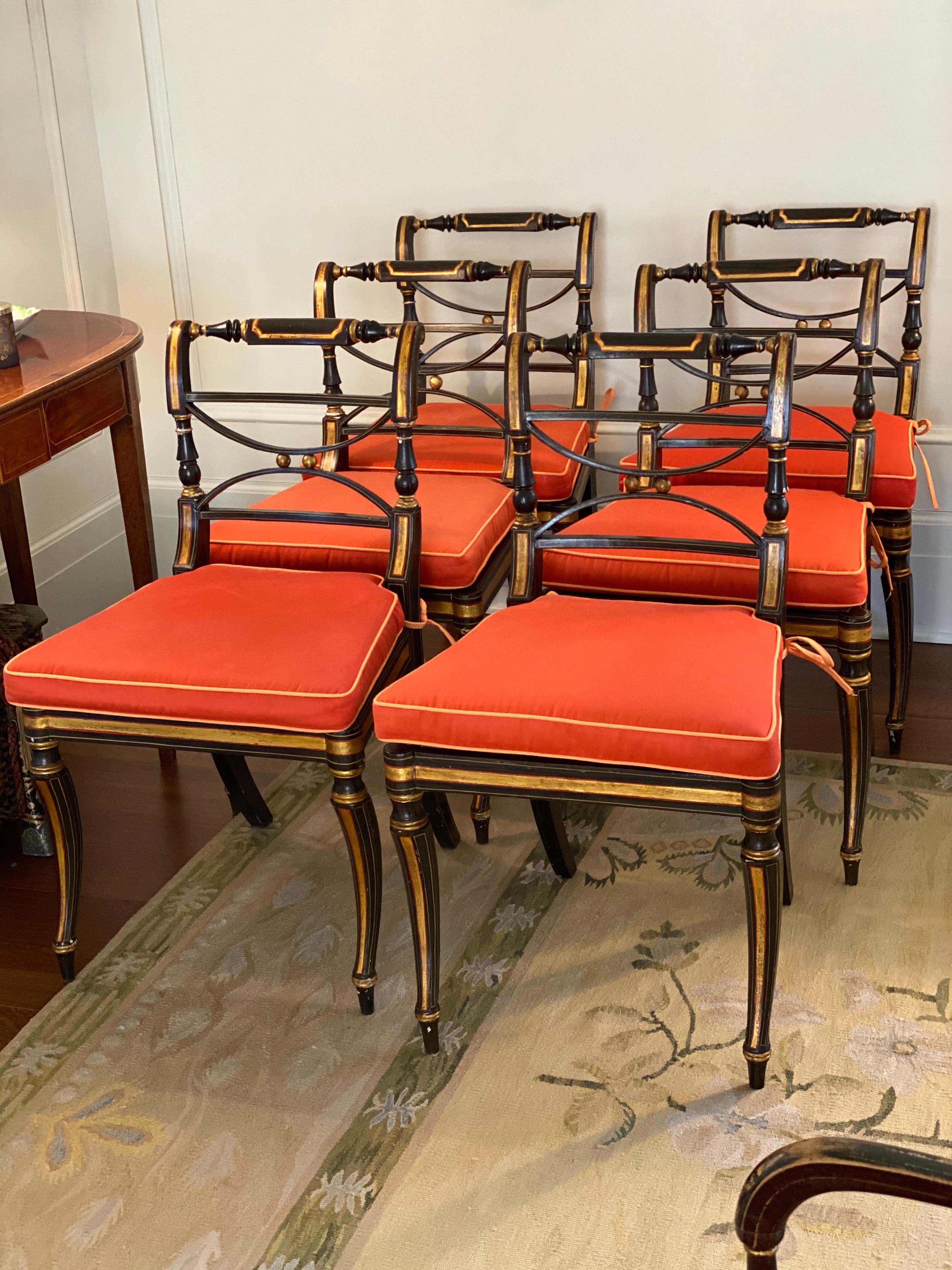 Satz von sechs paketvergoldeten, rosenholzgemaserten Regency-Seitenstühlen, um 1810

Simulierter Coromandel und paketvergoldete Esszimmerstühle. Jeweils mit gedrechselten Kammschienen mit Mittelblende, darüber ein Paar curule-förmige