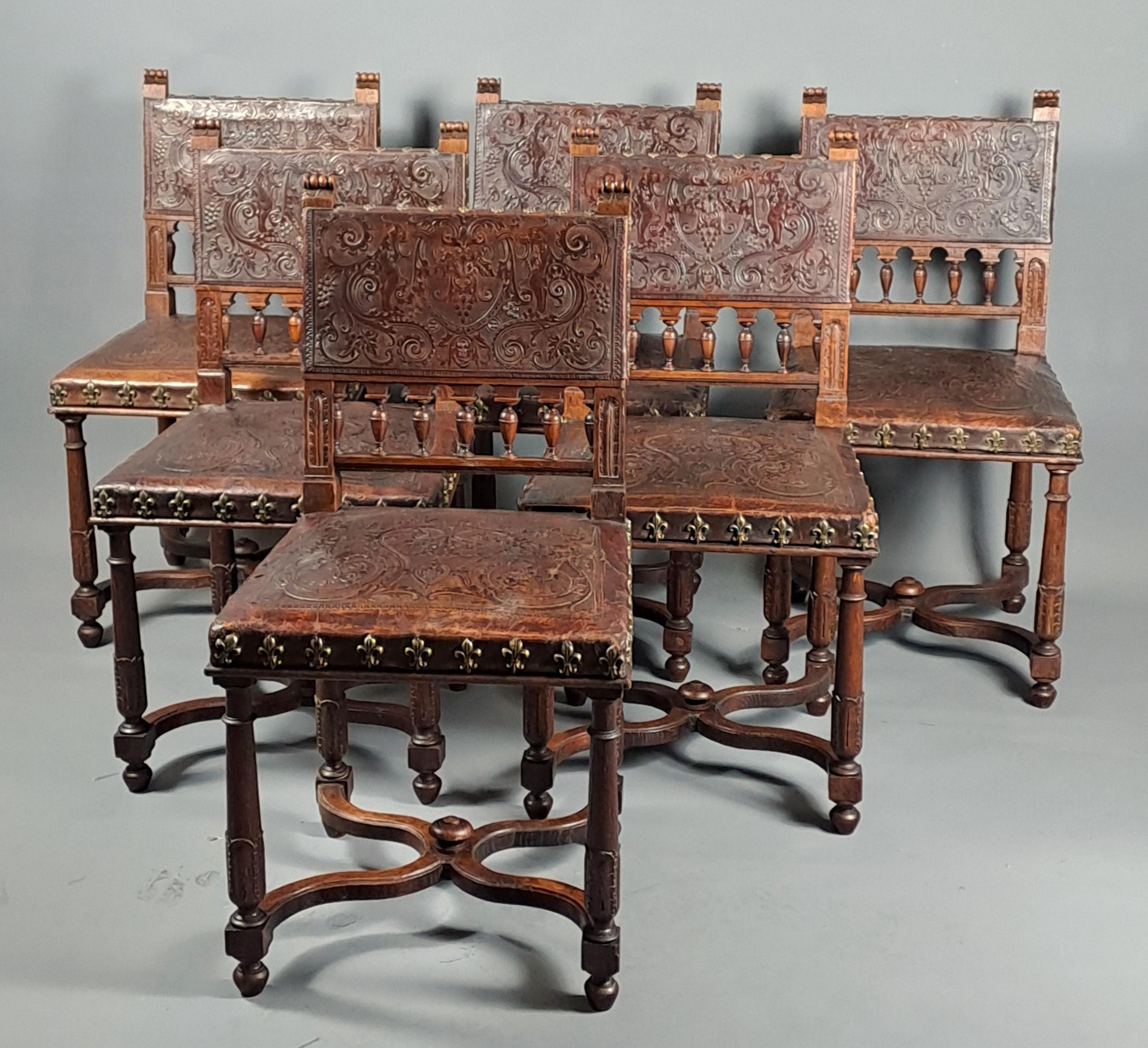 Un ensemble de six élégantes chaises de style Renaissance en chêne massif sculpté et mouluré, garnies de cuir Cordovan gaufré avec un riche décor de rinceaux et de feuillages représentant des plantes stylisées et des animaux fantastiques.

Un beau