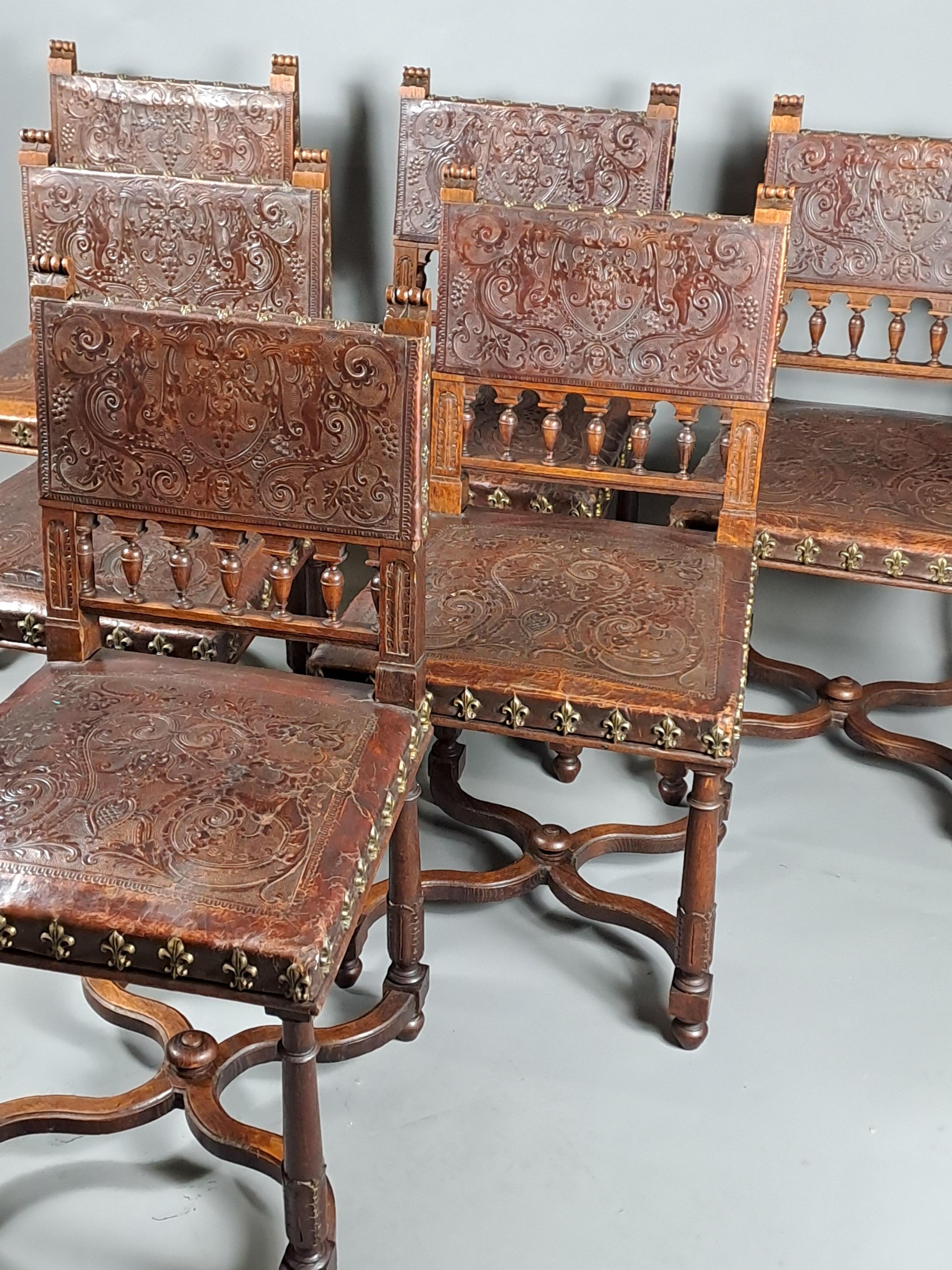 Renaissance Ensemble de six chaises de style Upholstering en cuir cordovan gaufré en vente