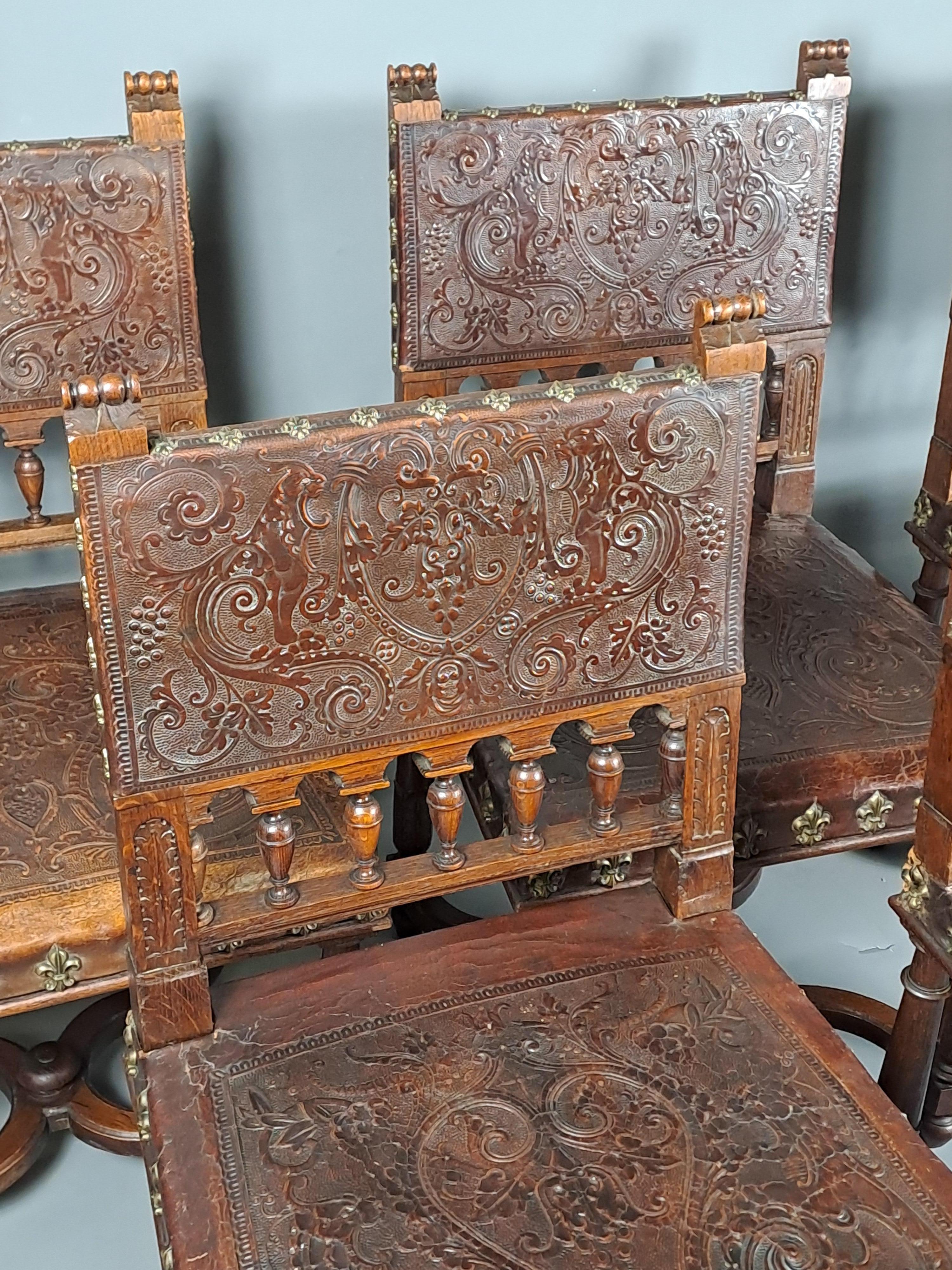 Français Ensemble de six chaises de style Upholstering en cuir cordovan gaufré en vente