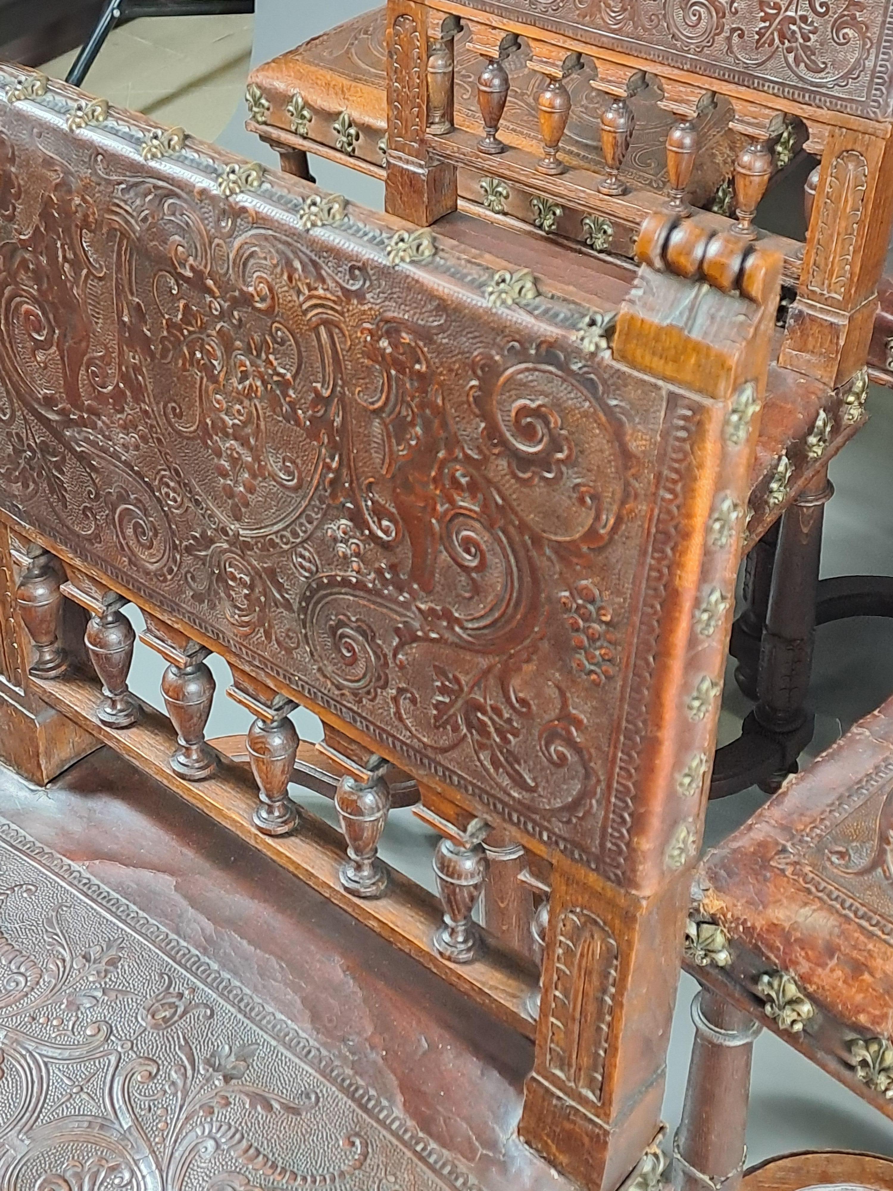 Ensemble de six chaises de style Upholstering en cuir cordovan gaufré en vente 1