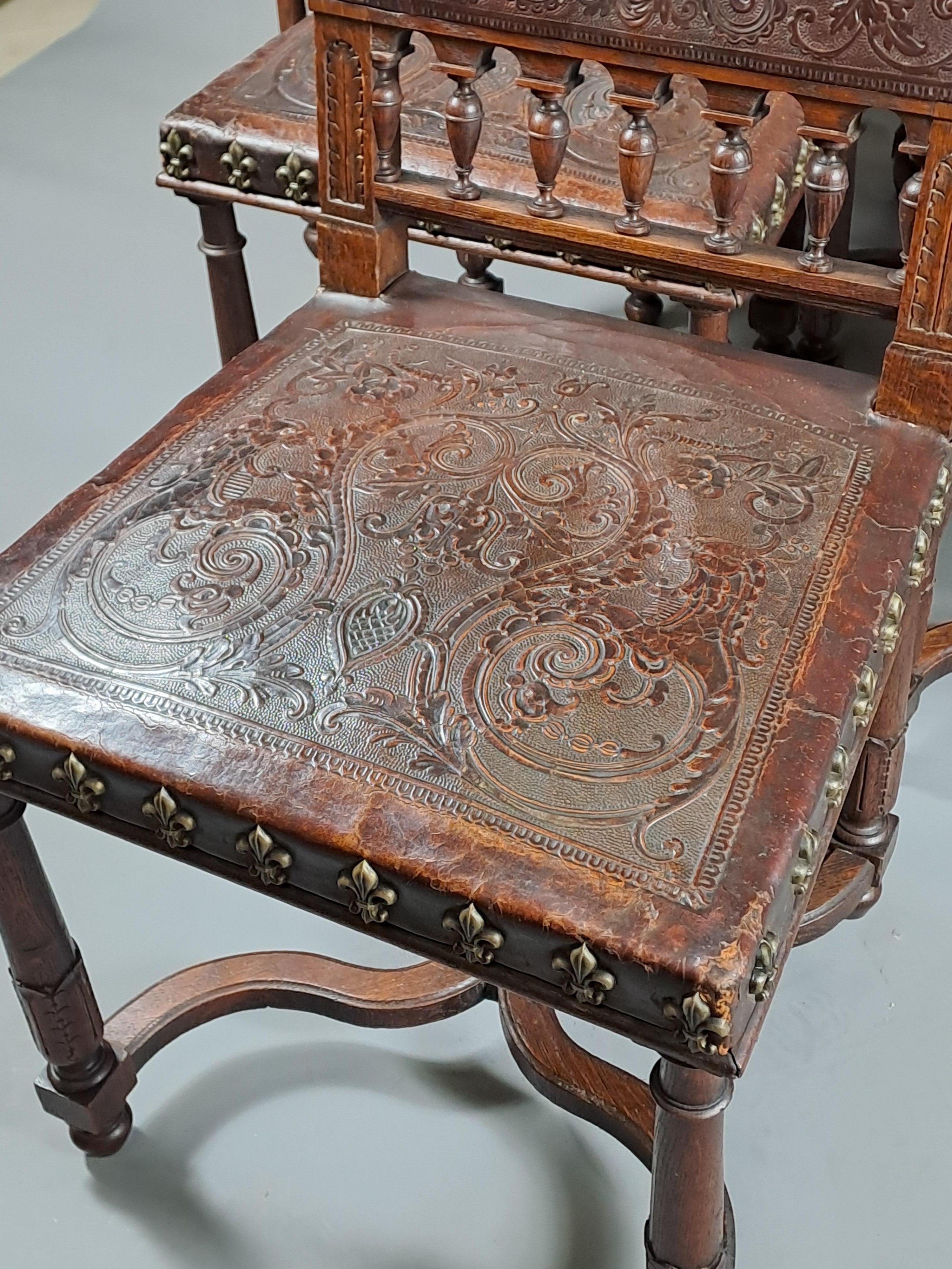 Ensemble de six chaises de style Upholstering en cuir cordovan gaufré en vente 2