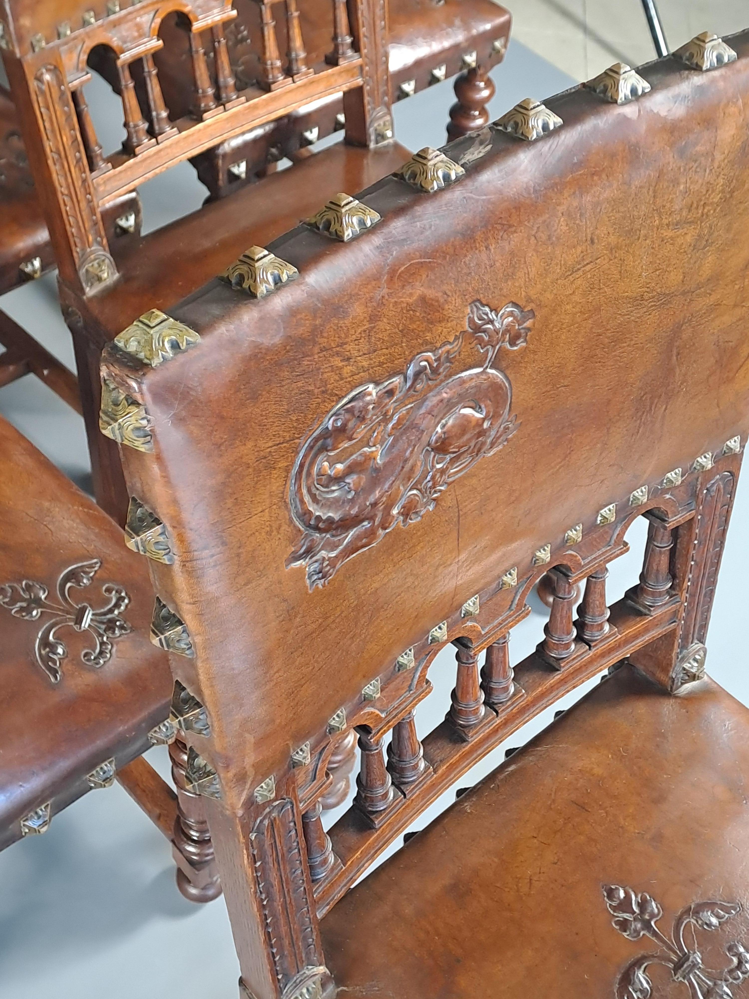 Ensemble de six chaises de style Upholstering recouvertes de cuir estampé d'un Salam en vente 3