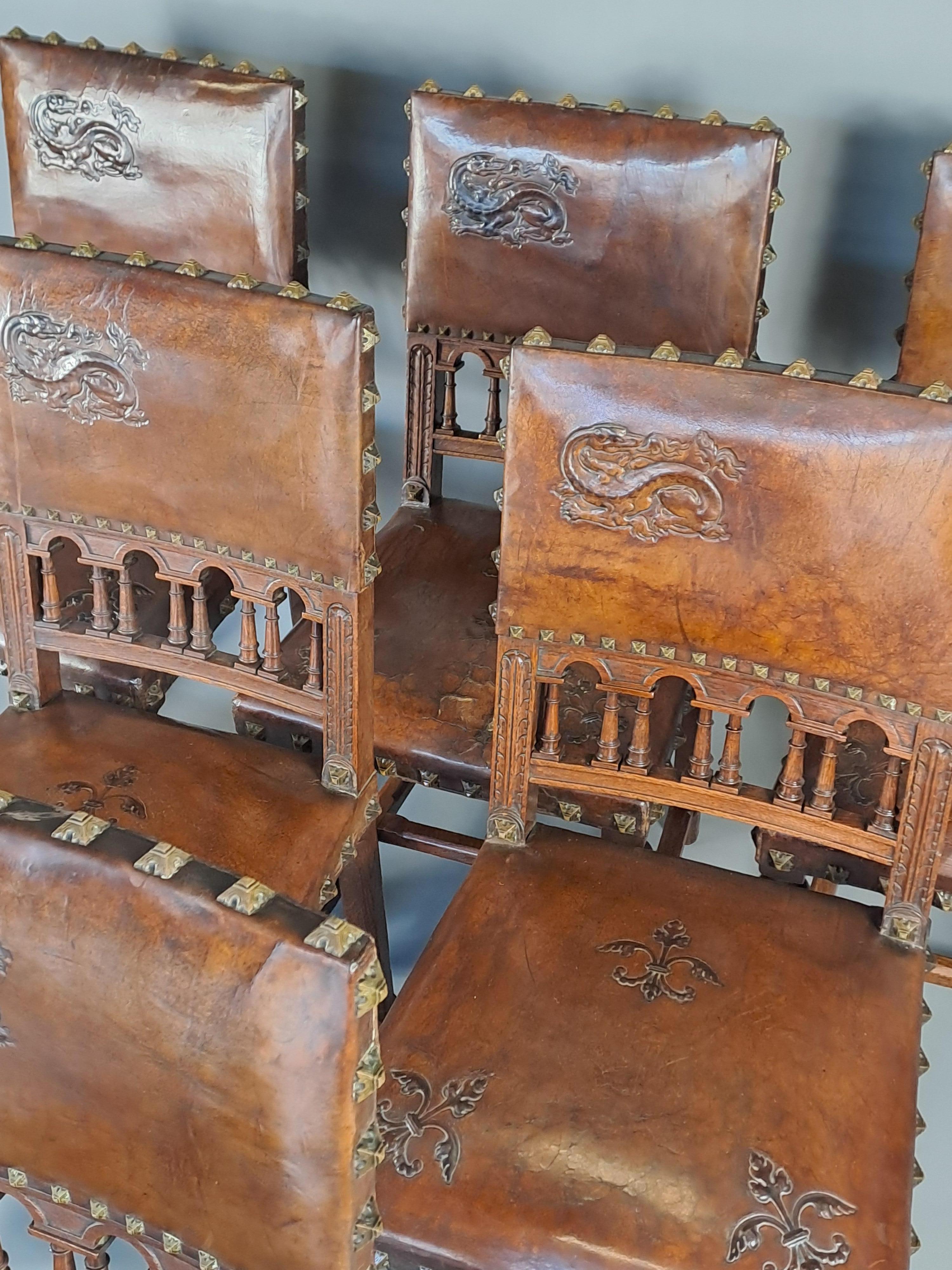 Ensemble de six chaises de style Upholstering recouvertes de cuir estampé d'un Salam en vente 4