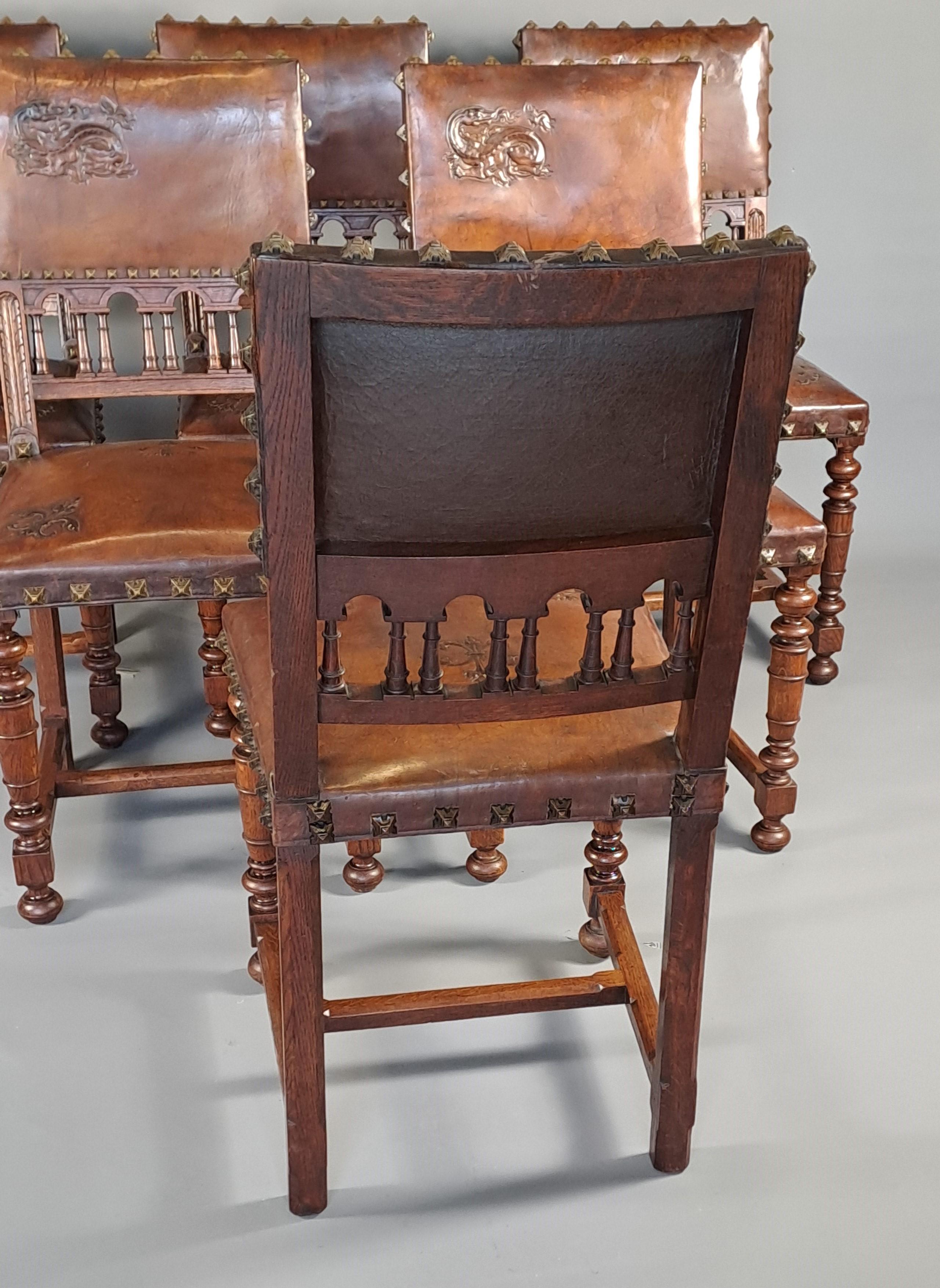 Ensemble de six chaises de style Upholstering recouvertes de cuir estampé d'un Salam en vente 5