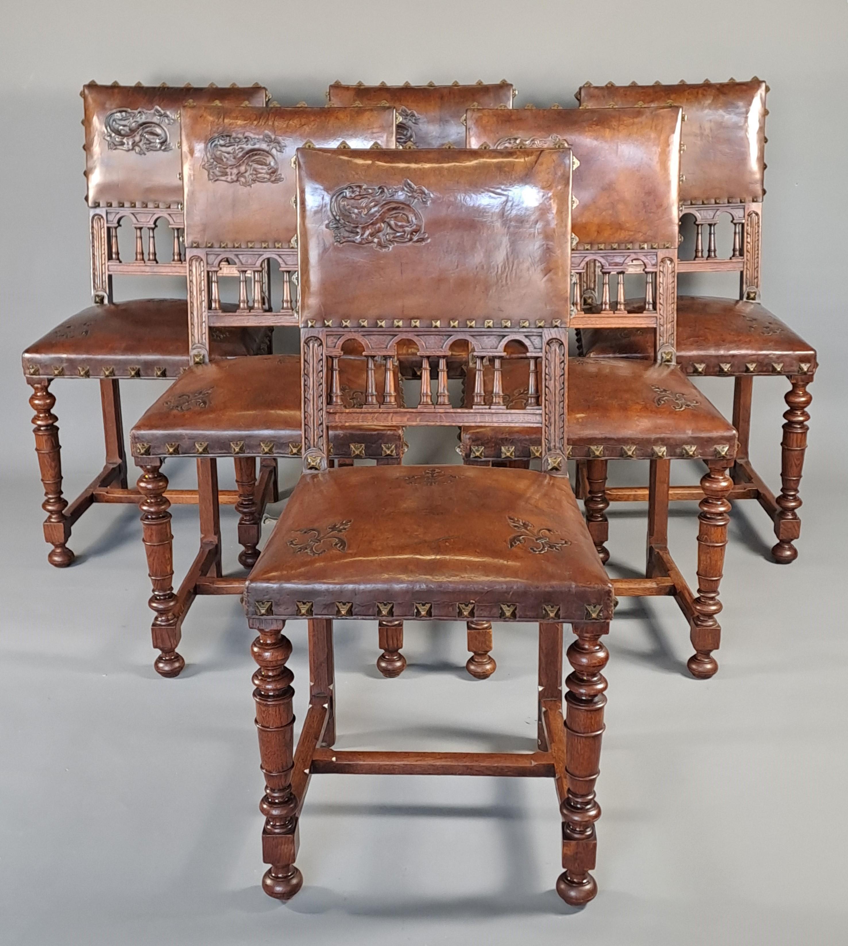 Ensemble de six chaises de style Upholstering recouvertes de cuir estampé d'un Salam Bon état - En vente à BARSAC, FR