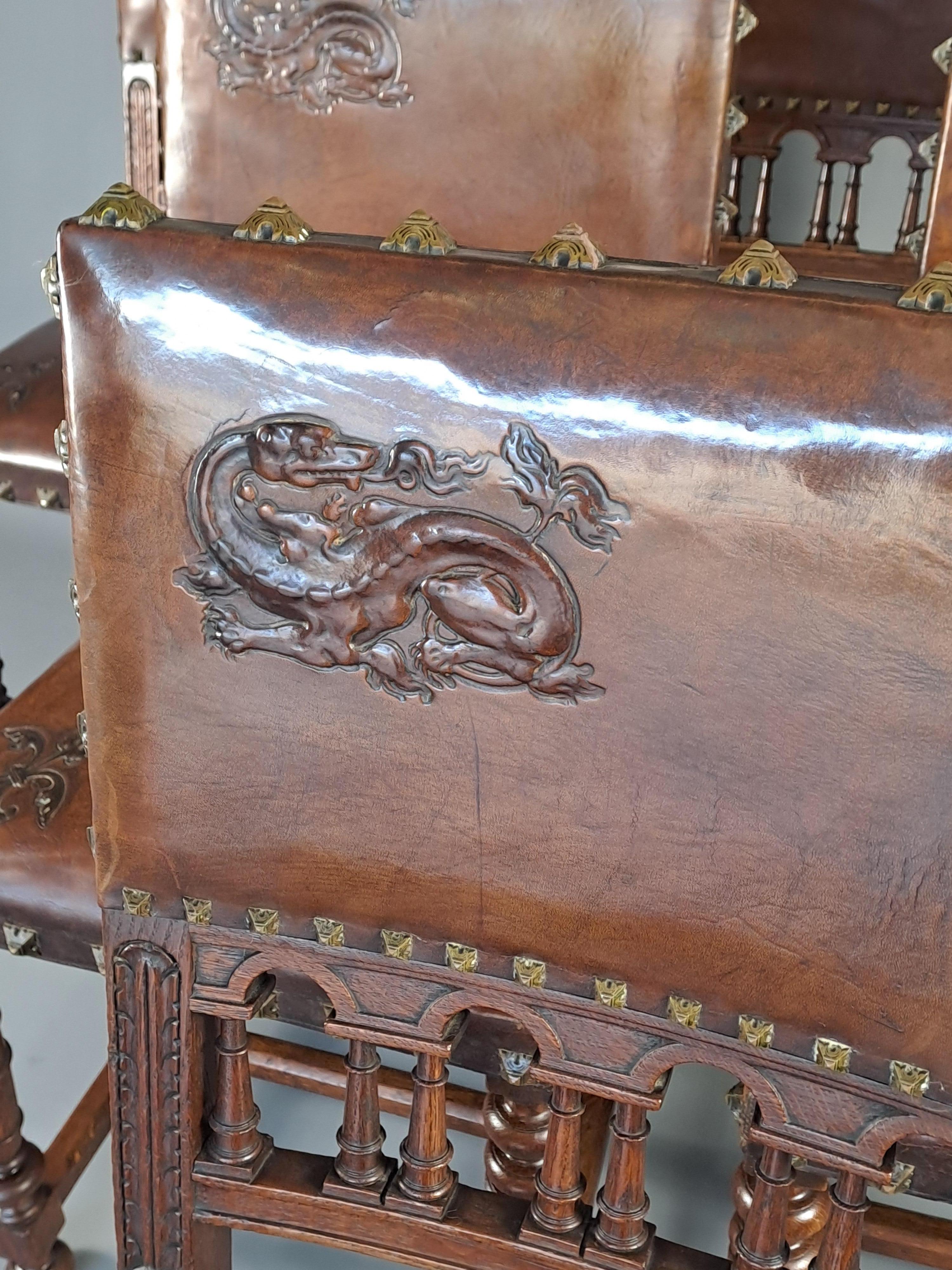 XIXe siècle Ensemble de six chaises de style Upholstering recouvertes de cuir estampé d'un Salam en vente