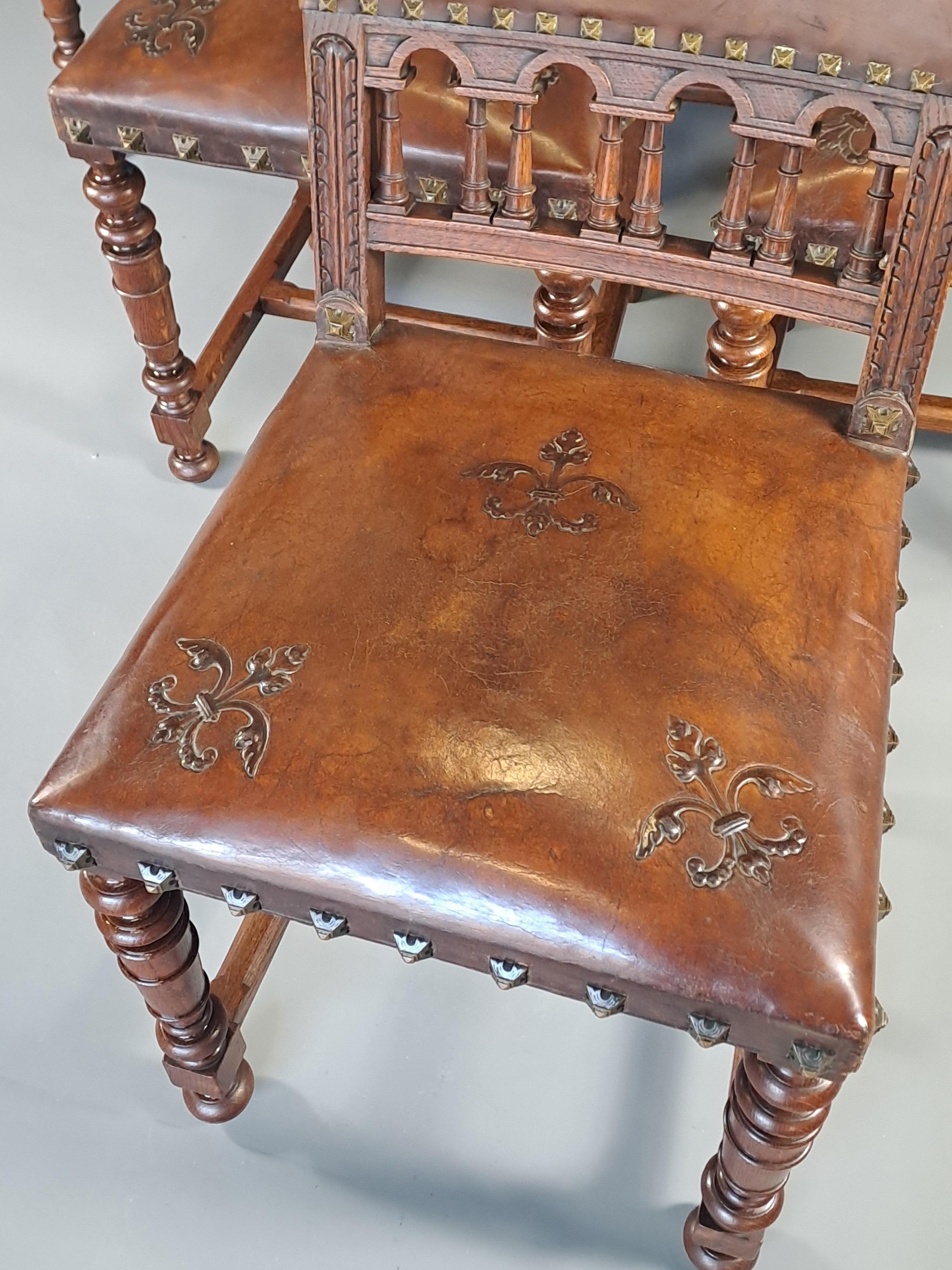 Cuir Ensemble de six chaises de style Upholstering recouvertes de cuir estampé d'un Salam en vente