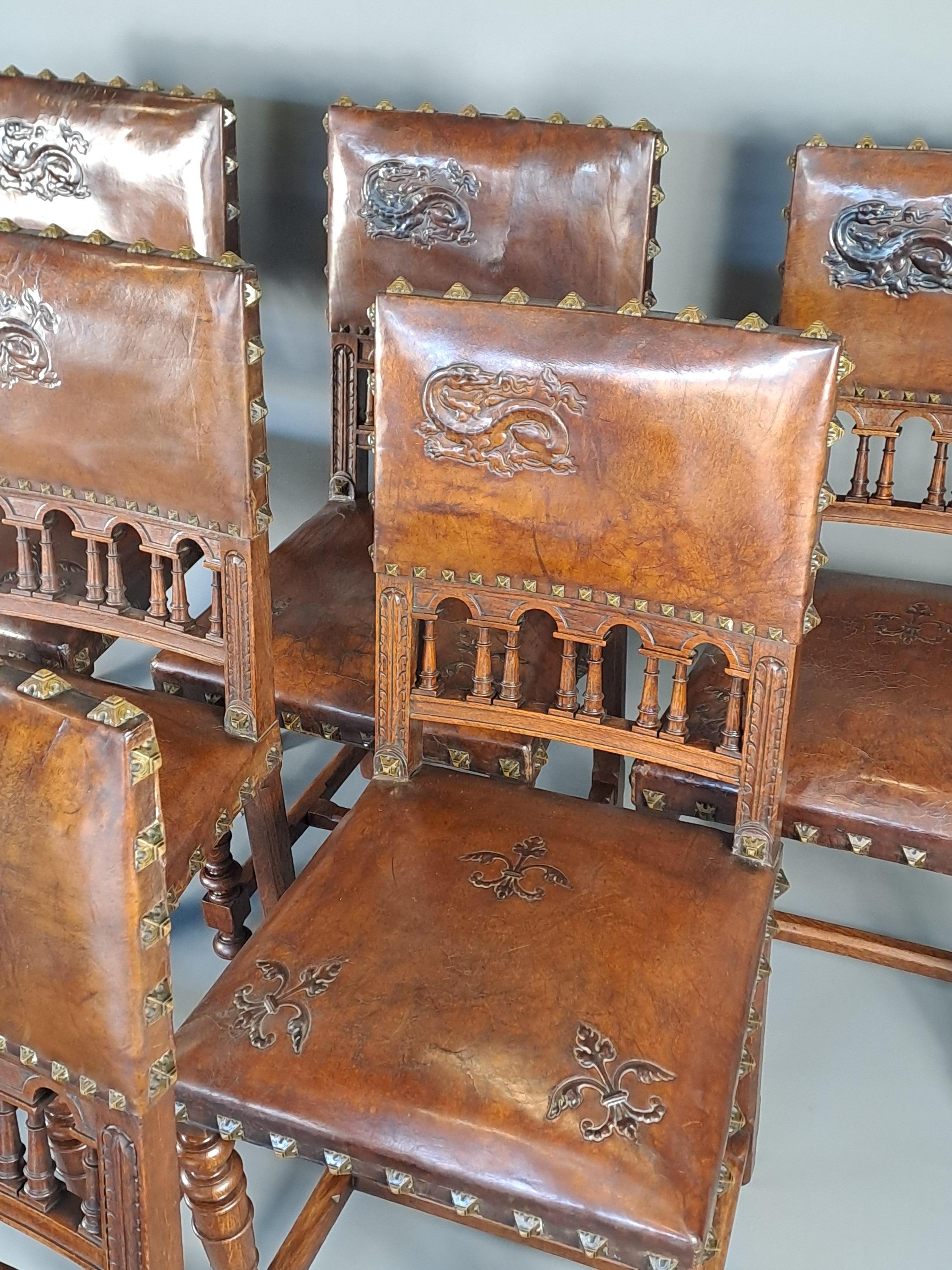 Ensemble de six chaises de style Upholstering recouvertes de cuir estampé d'un Salam en vente 1