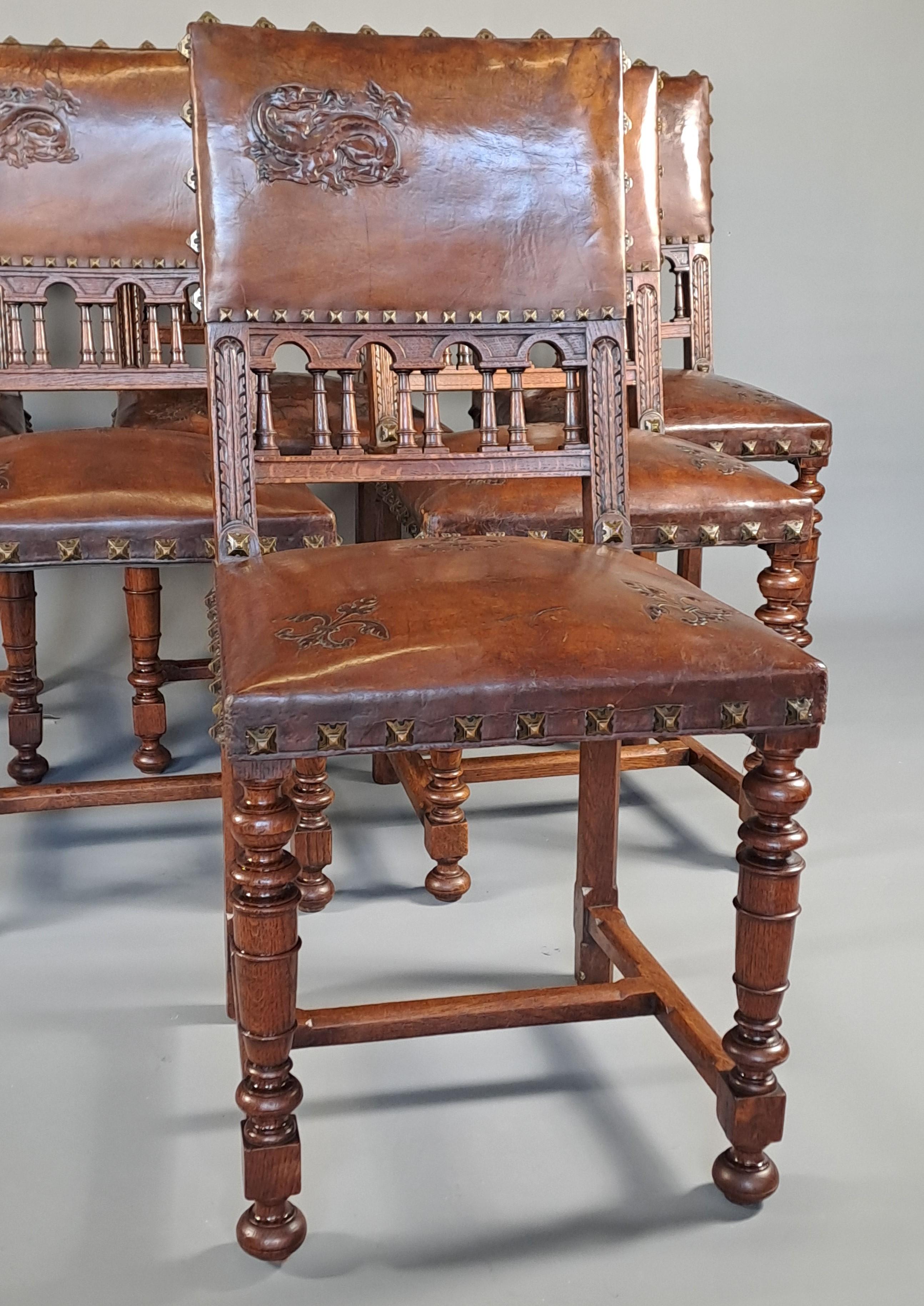 Ensemble de six chaises de style Upholstering recouvertes de cuir estampé d'un Salam en vente 2