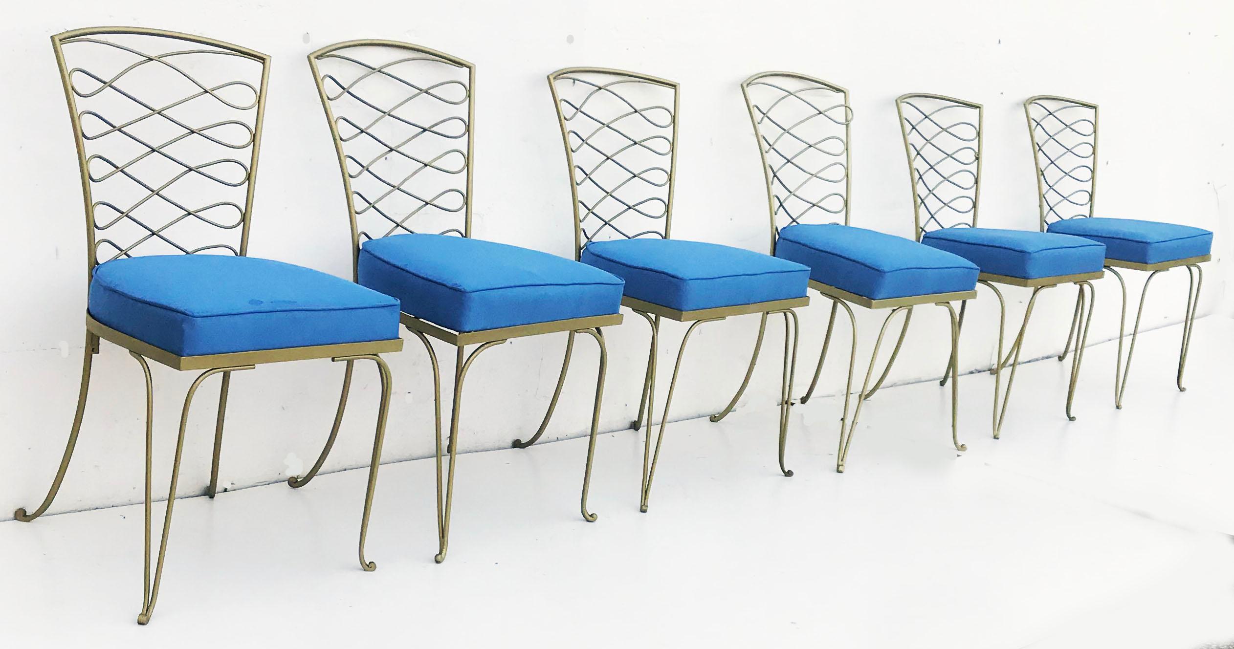 Hervorragender Satz von sechs schmiedeeisernen Art-Déco-Esszimmerstühlen von Rene Prou im Stil der 1940er Jahre.
Der Sitz ist mit einem königsblauen Stoff bezogen.
Maße: Sitzhöhe: 17 Zoll.
 