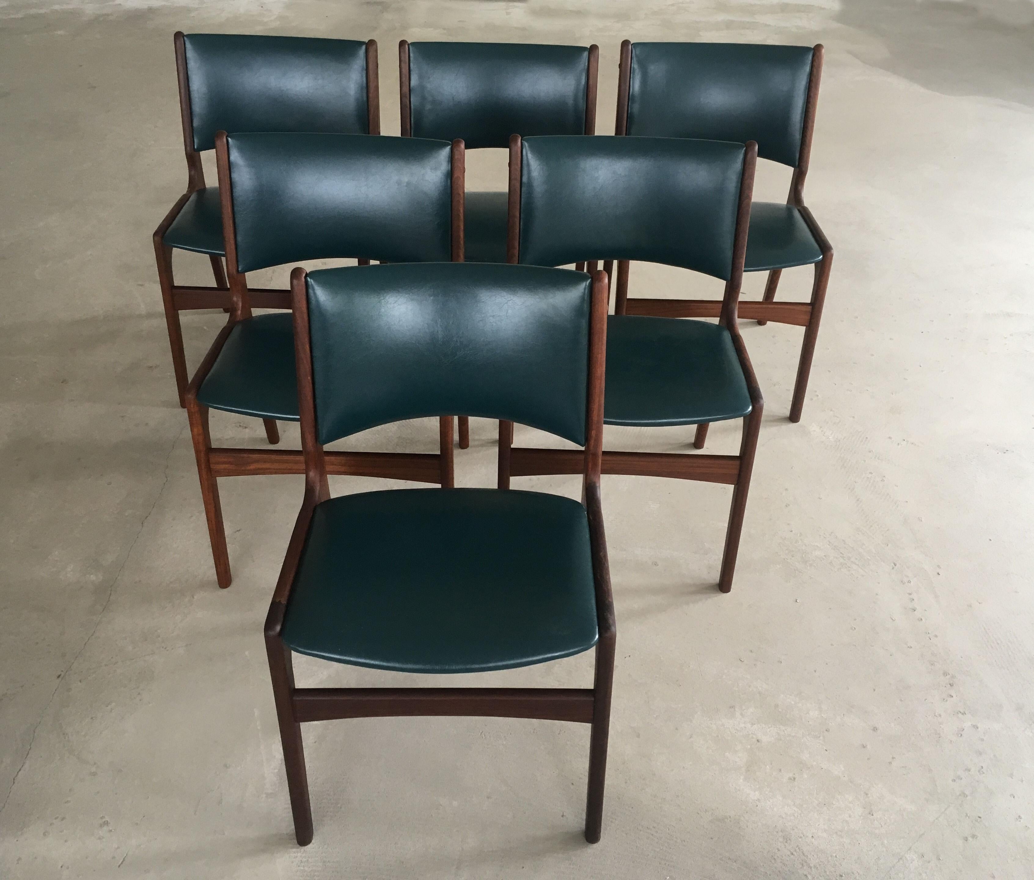 Set of six Erik Buch dining chairs made by Anderstrup Møbelfabrik

The chairs feature a solid teak frame and are as all of Erik Buchs chairs characterized by top quality materials, solid craftsmanship, Scandinavian aesthetic and not least a