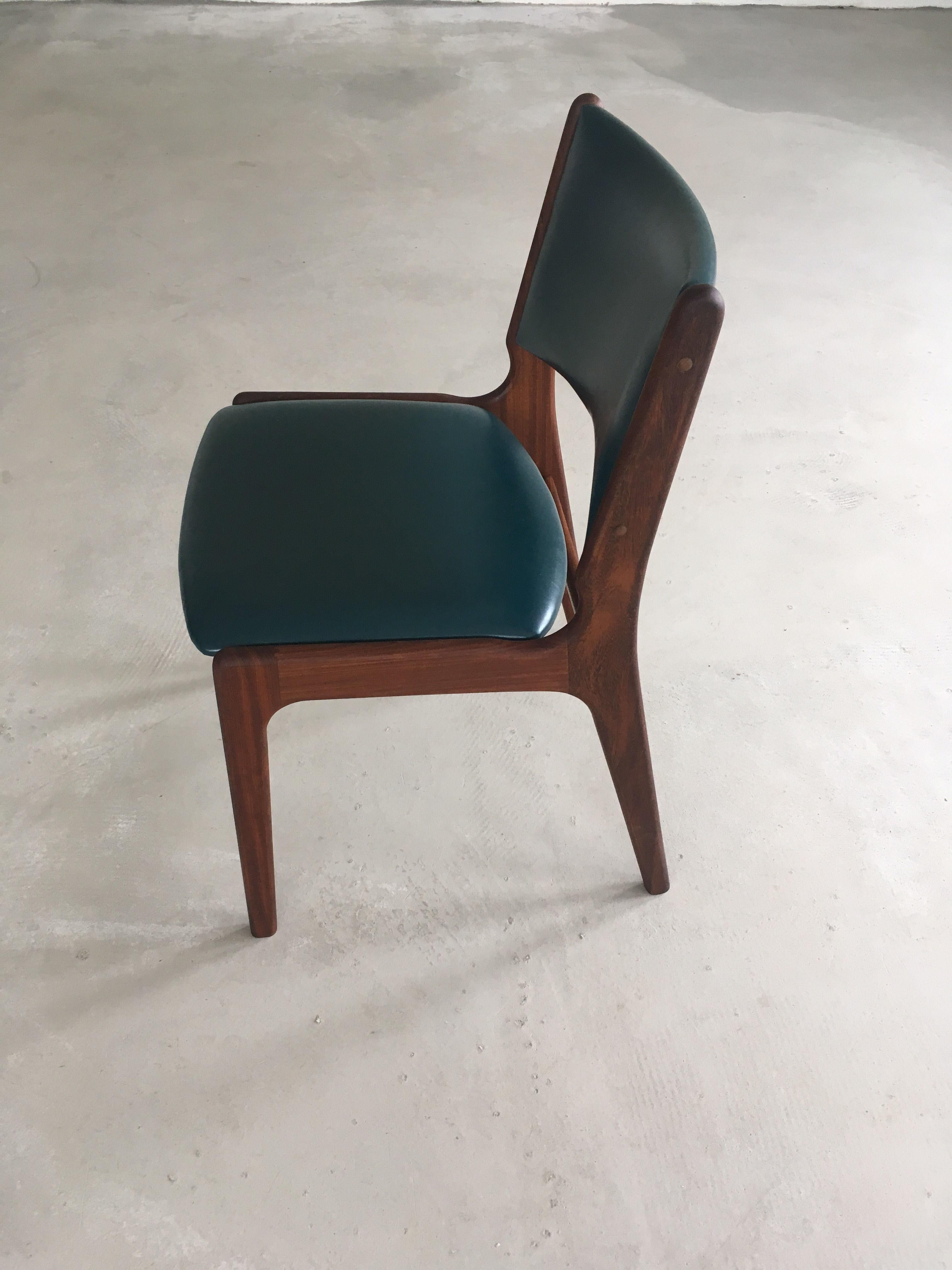 Set of Six Restored Erik Buch Dining Chairs in Solid Teak, Custom Upholstery In Good Condition For Sale In Knebel, DK