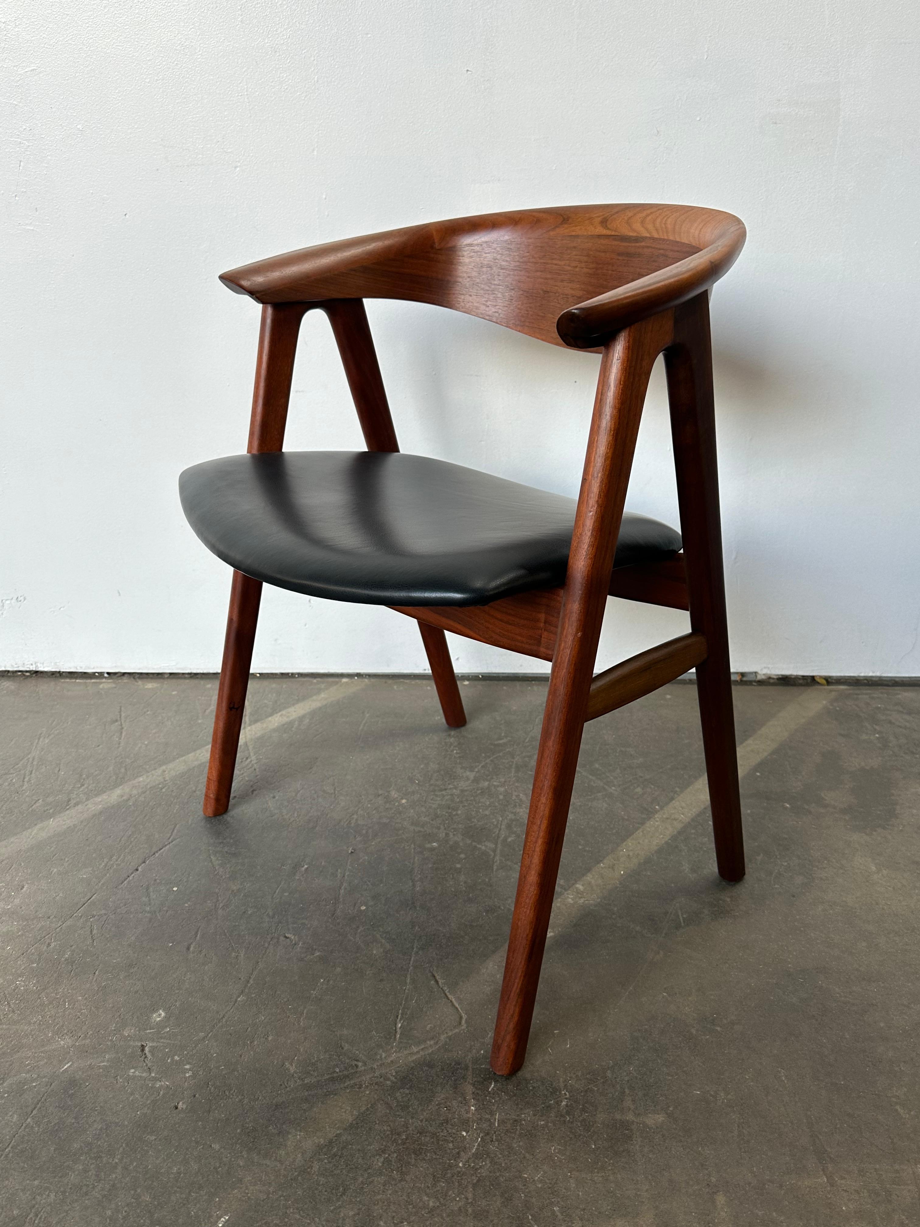 Set di sei sedie da pranzo Compass completamente restaurate. Progettato da Kirkegaard. Legno di teak con colori e venature brillanti. I sedili sono stati dotati di nuova schiuma e rivestiti di nuova pelle nera. Incredibile vibrazione e anche come