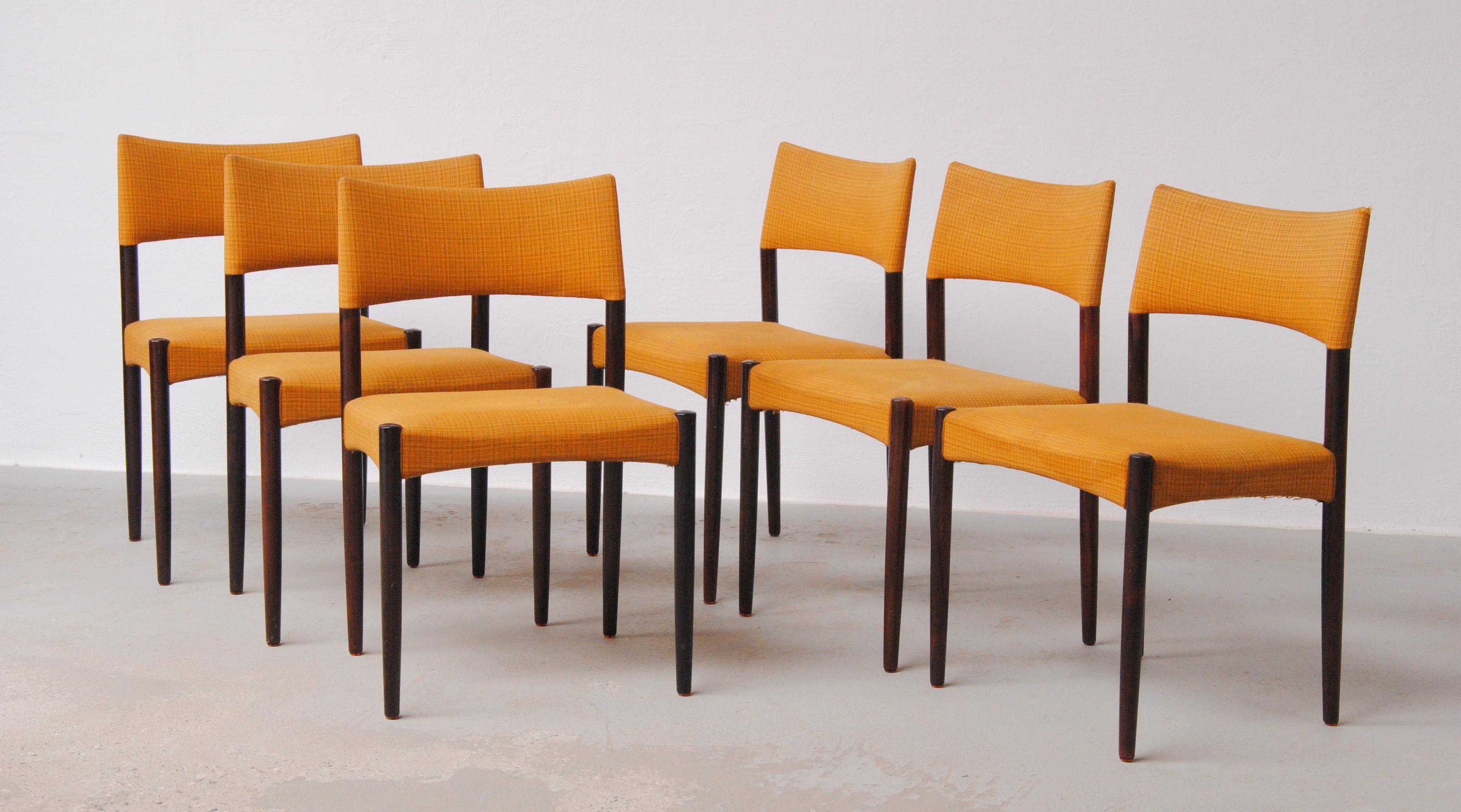 Scandinave moderne Ensemble de six chaises de salle à manger en bois de rose restaurées Ejnar Larsen et Axel Bender Madsen en vente