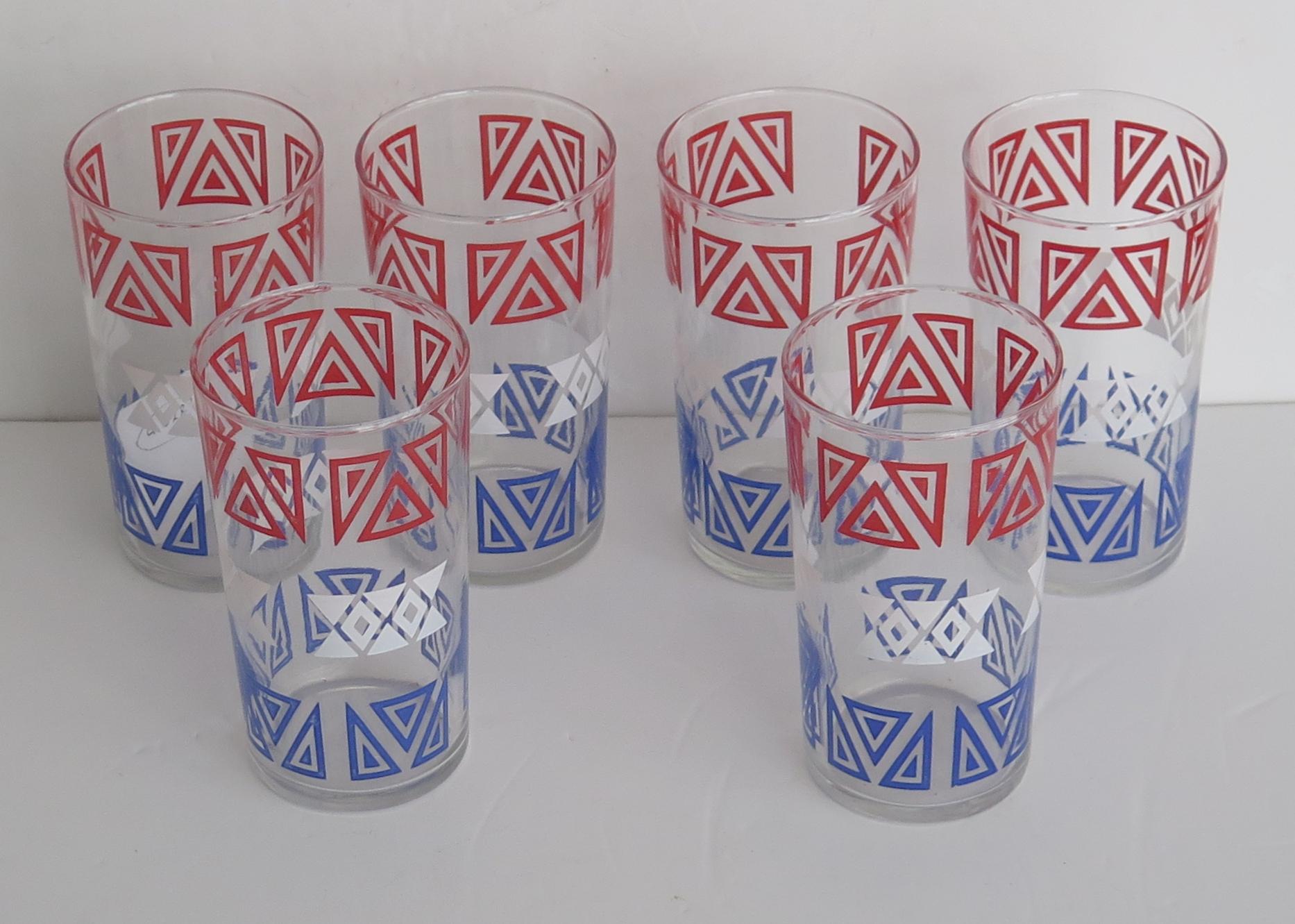 Il s'agit d'un bon ensemble de six gobelets ou verres à boire rétro ou Vintage, avec un motif géométrique rouge, blanc et bleu, datant de la période moderne du milieu du siècle dernier, vers les années 1950.

Chaque verre a une forme circulaire