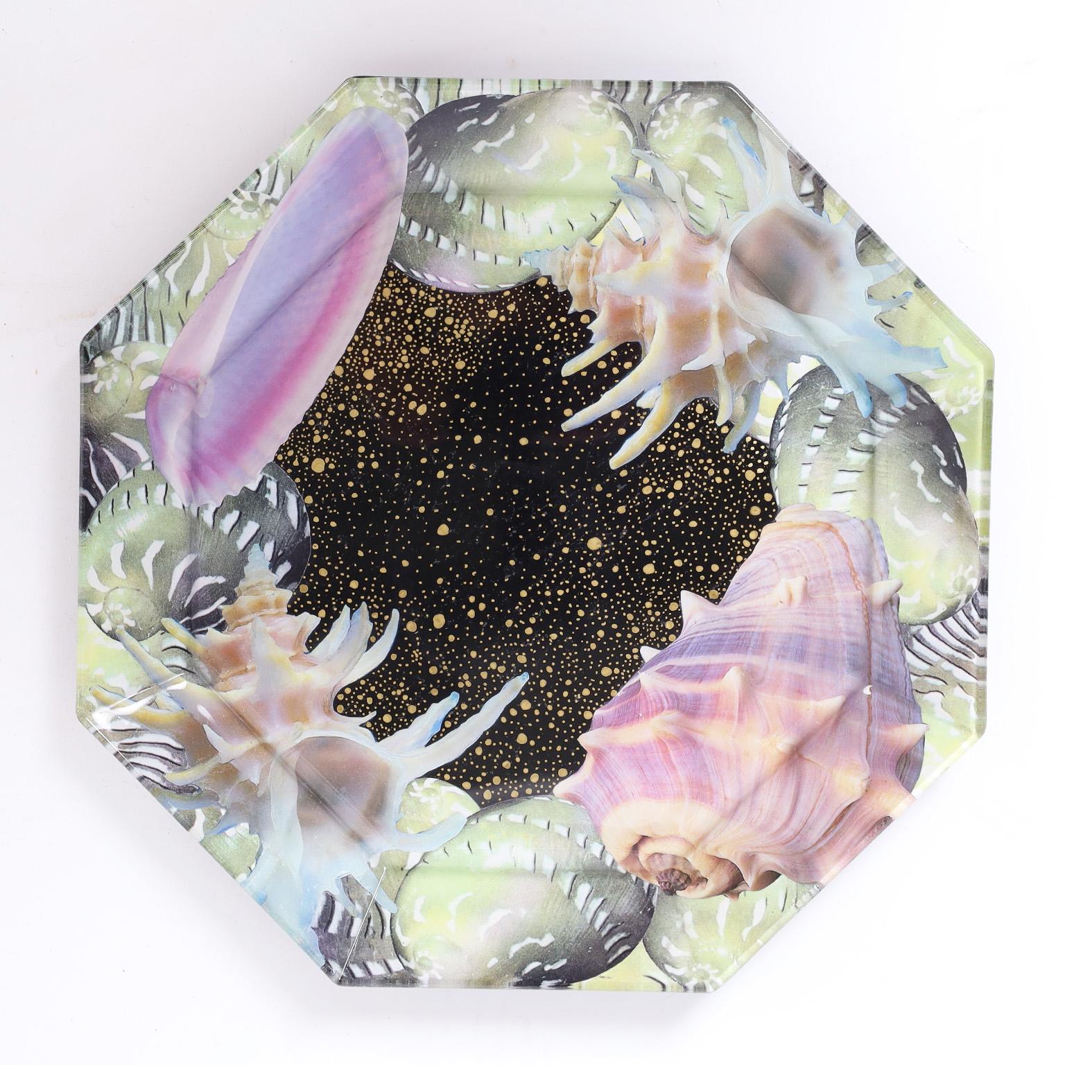 Remarquable ensemble de six assiettes en verre de forme octogonale décorées de coquillages selon une technique fantaisiste de découpage inversé. Signé Pablo Manzoni sur les fonds.