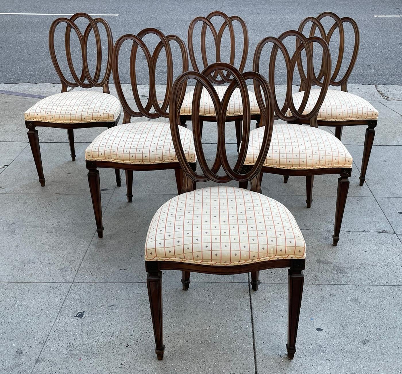 Voici l'ensemble élégant et sophistiqué de six chaises de salle à manger à dossier en ruban de Dennis and Leen. Cette exquise collection de chaises de salle à manger est un véritable témoignage du savoir-faire et du souci du détail qui font la