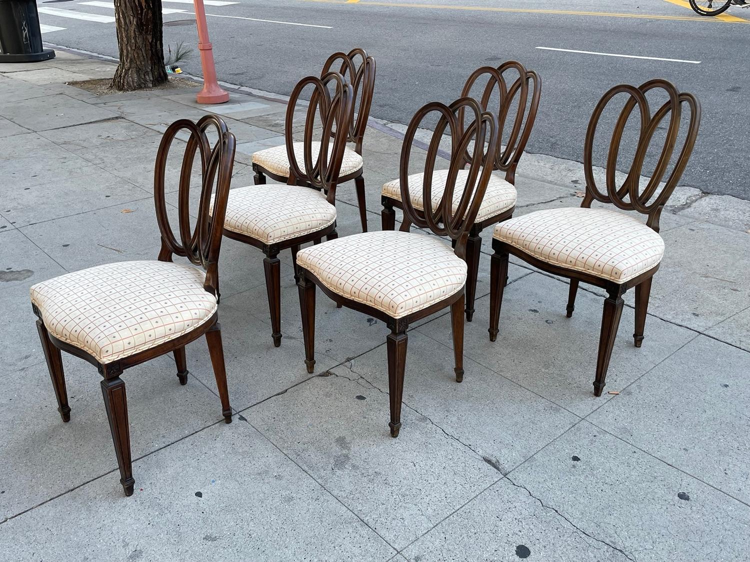 Satz von sechs Esszimmerstühlen mit Schleifenrückenlehne von Dennis und Leen im Zustand „Gut“ im Angebot in Los Angeles, CA