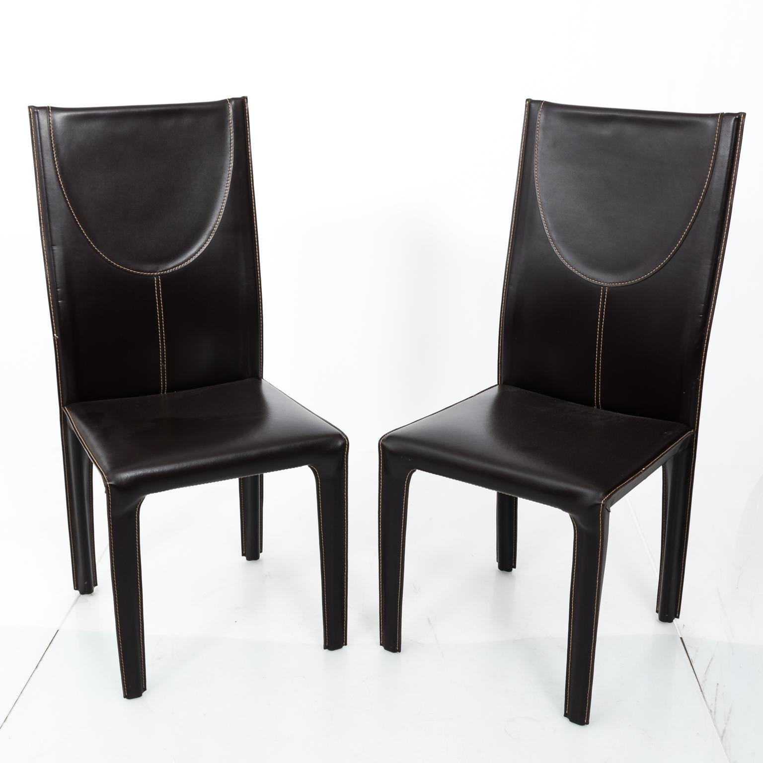 Ensemble de six chaises de salle à manger Roche Bobois en cuir brun chocolat avec garniture blanc cassé:: vers la fin du 20e siècle. Veuillez noter l'usure due à l'âge:: comme en témoignent les empreintes sur le cuir dues à l'utilisation quotidienne.