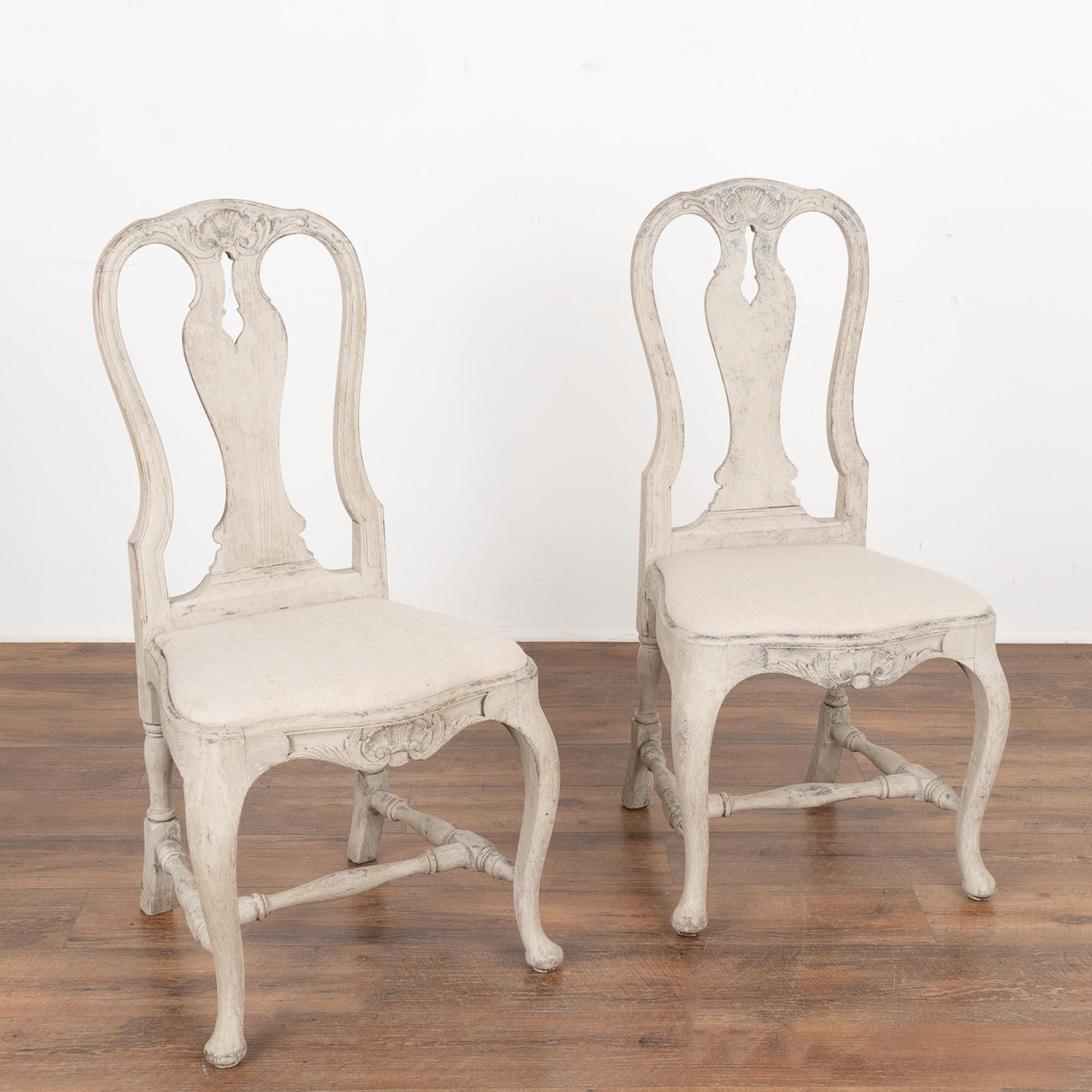 Rococo Ensemble de six chaises de salle à manger grises rococo, Suède vers 1840-60