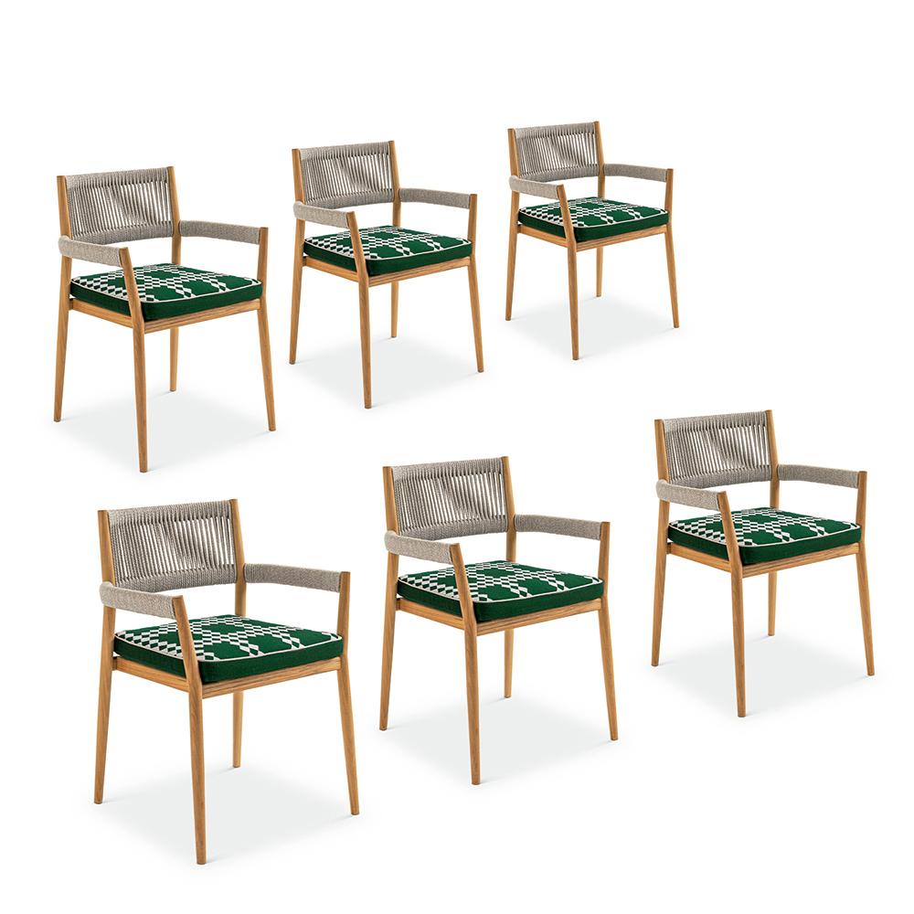 Stühle für den Außenbereich, entworfen von Rodolfo Dordoni im Jahr 2020. Hergestellt von Cassina in Italien.

Die Dine Out-Möbelkollektion wurde entwickelt, um dem Essbereich im Freien einen Hauch von anspruchsvollem Stil zu verleihen und den