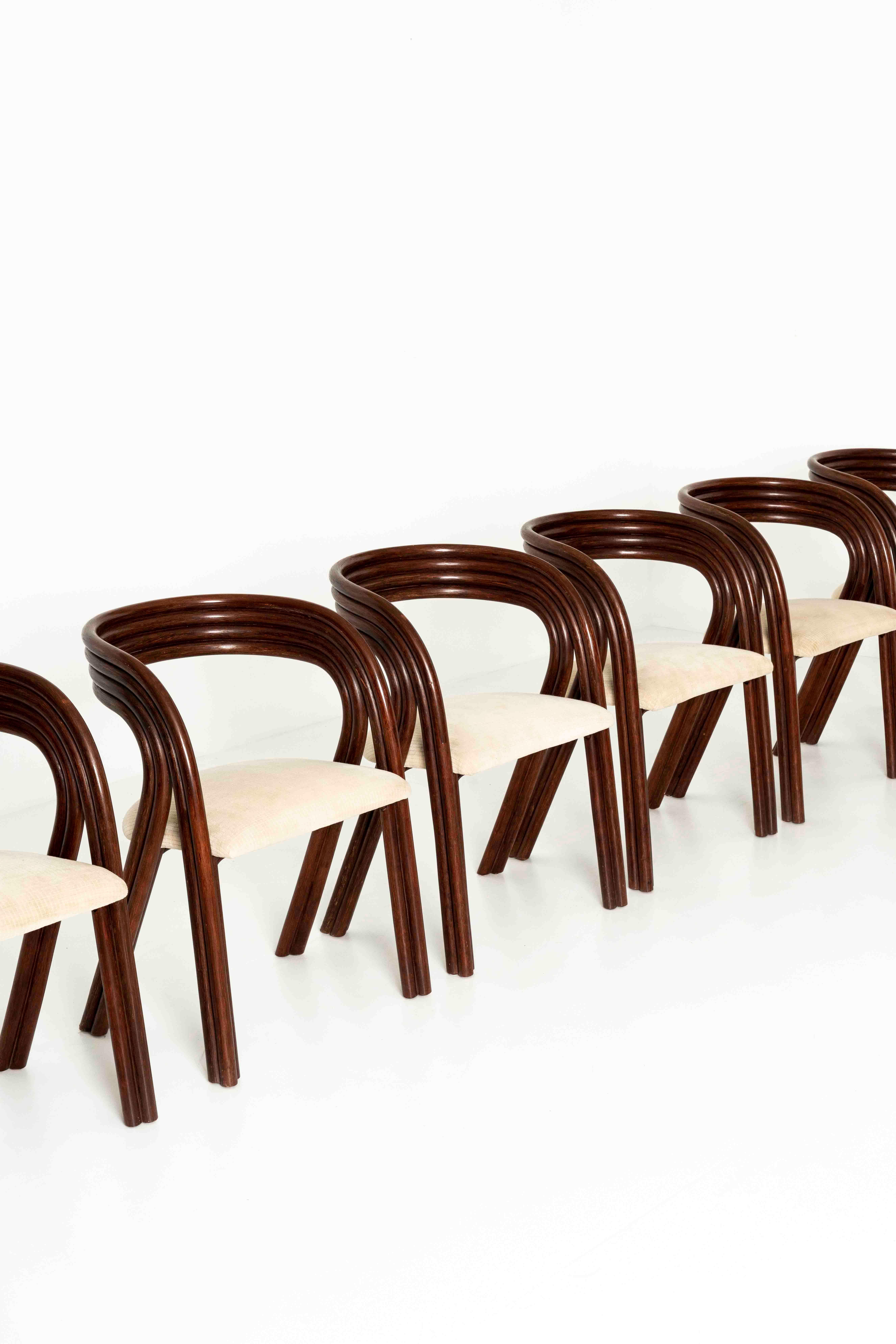 Ensemble de six chaises de salle à manger ROOMS par Axel Enthoven en cannage et tissu des Pays-Bas, années 1980. Cet ensemble de couleur acajou a un design très charmant. La base est constituée de quatre poutres de canne qui forment l'ensemble du