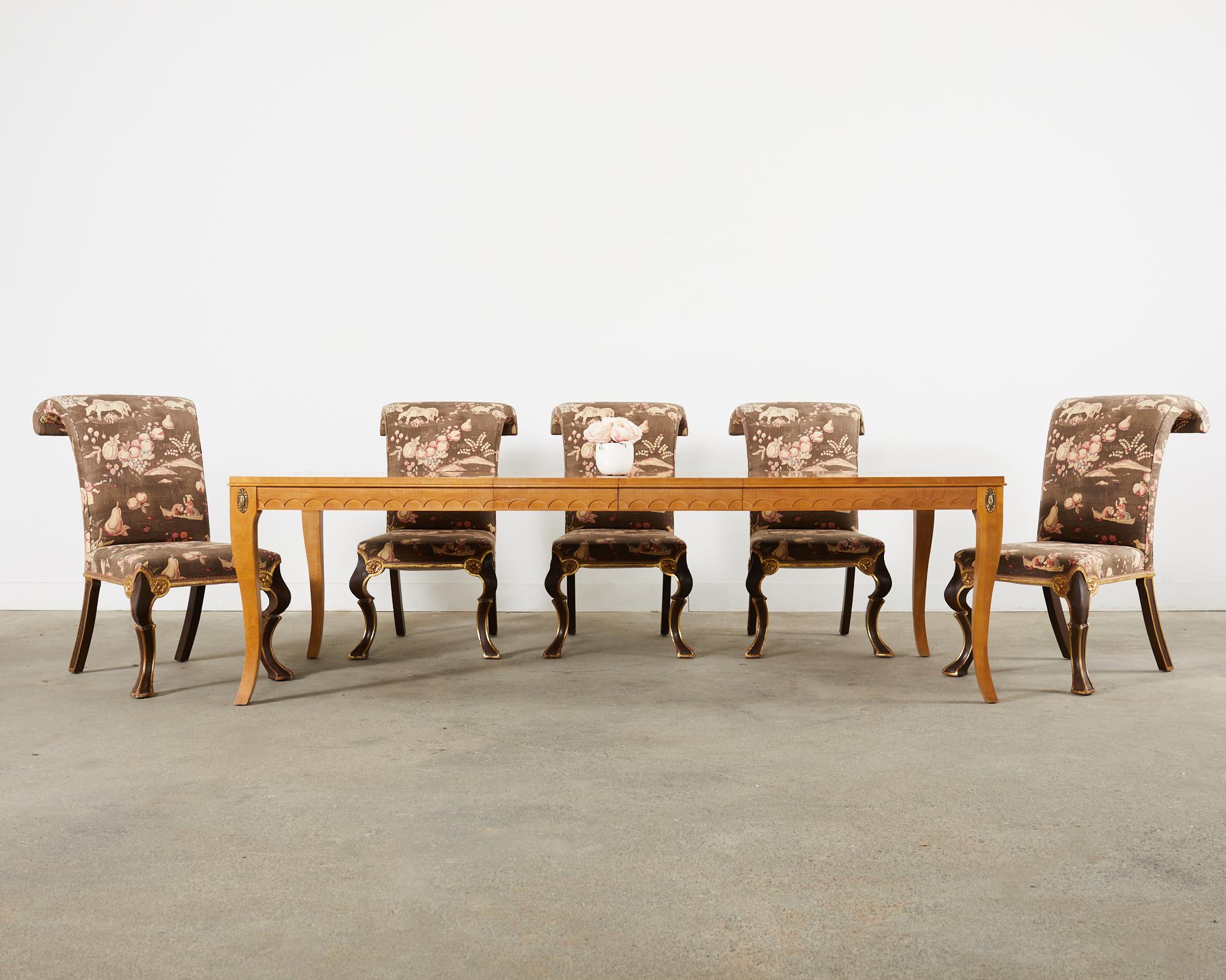 Ensemble spectaculaire de six chaises de salle à manger sur mesure conçu par Rose Tarlow Melrose House Los Angeles, Californie. Les chaises de salle à manger Puccini présentent un cadre en bouleau sculpté à la main avec un dossier à volutes
