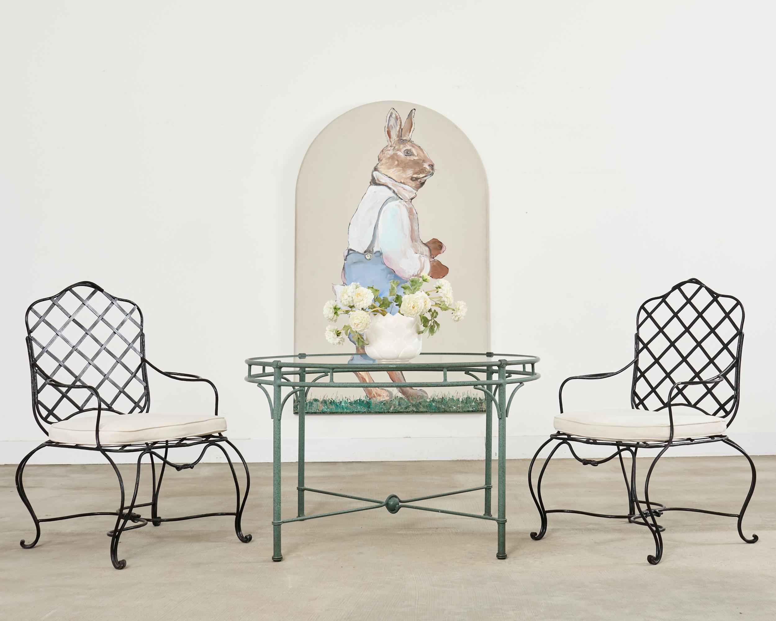 Iconico set di sei poltrone da giardino e da patio realizzate nello stile e nei modi di Rose Tarlow e Gregorious Pineo Hollywood, California. Realizzata in tondini di ferro con un disegno geometrico a reticolo incastonato sulla seduta e sullo