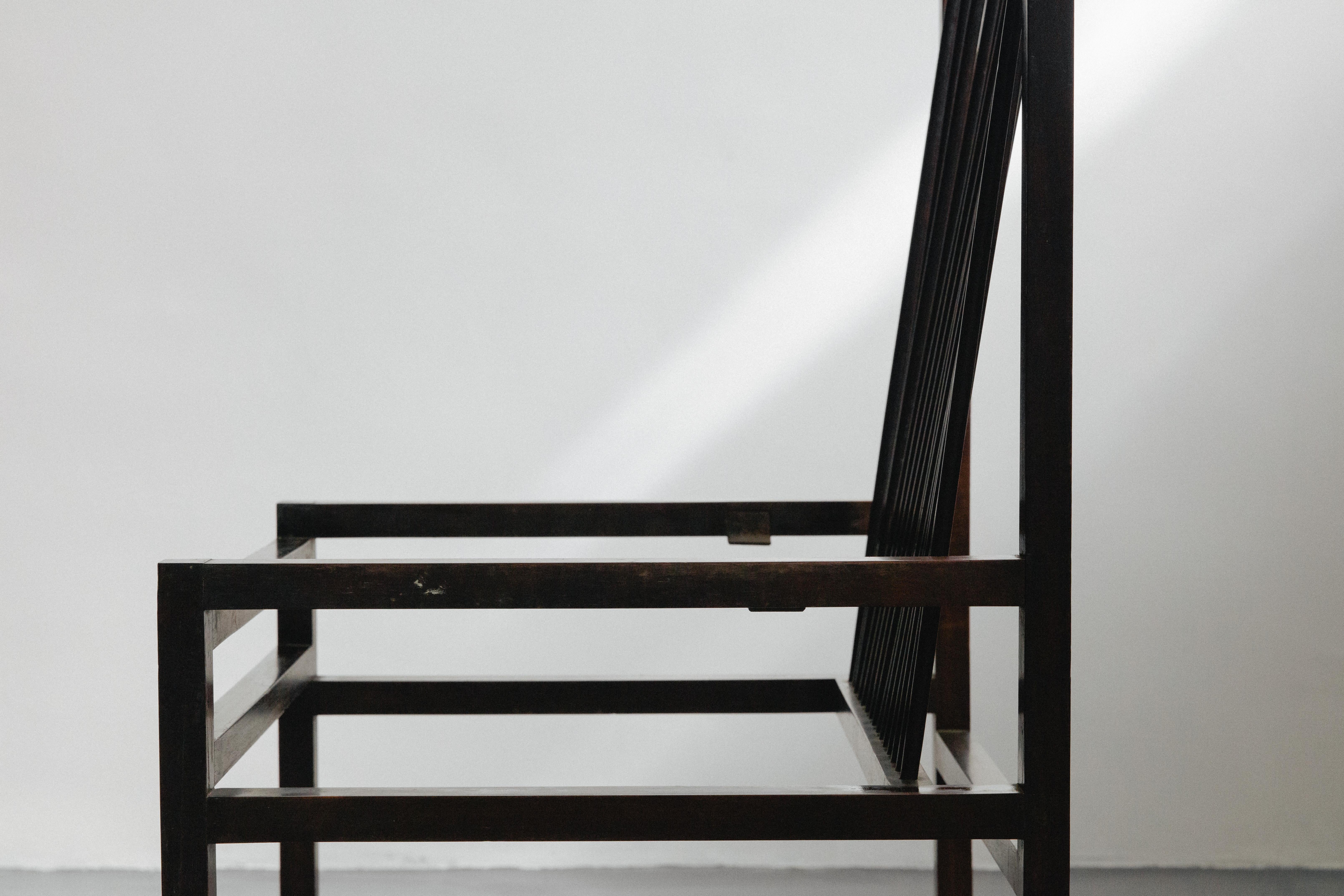 To compose light seats, Tenreiro used thin wooden sticks in some of his chairs. One of these pieces, which became well known, was the Structural Chair.

Created in 1947 in two versions, one with a cane seat and another upholstered, the Structural