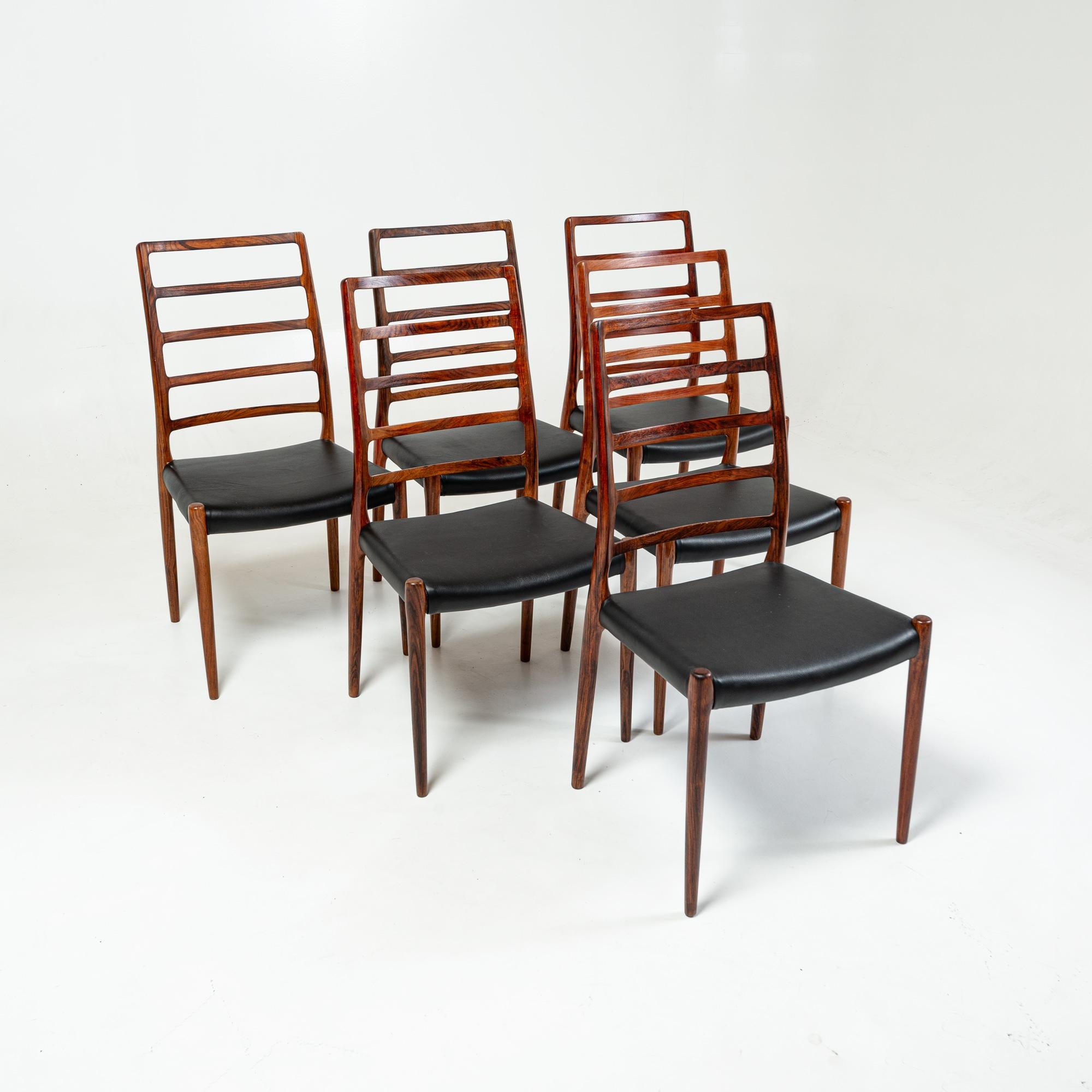 Mid-Century Modern Set of Six Rosewood Moller 82 and black leather For Sale