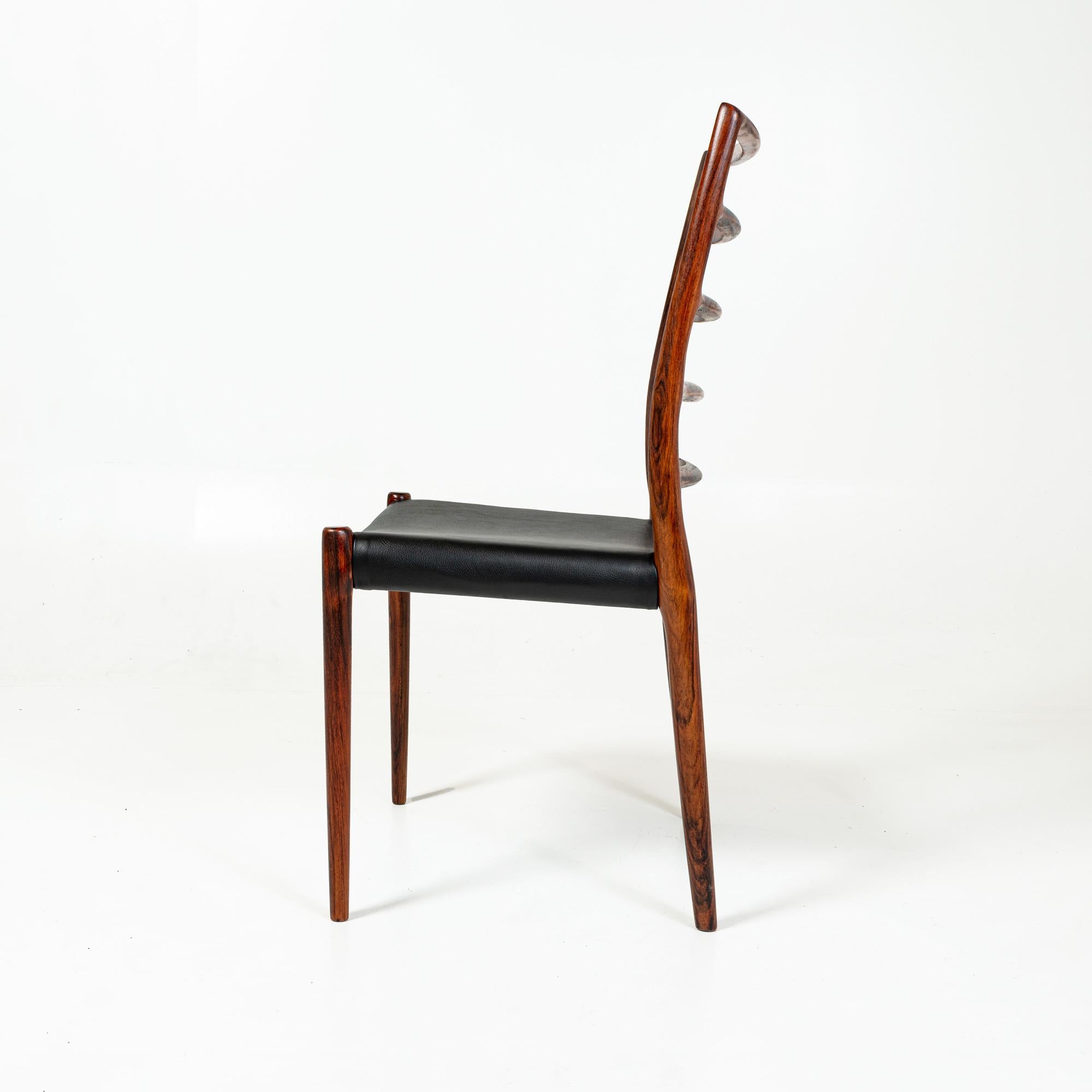 Mid-20th Century Set of Six Rosewood Moller 82 and black leather For Sale