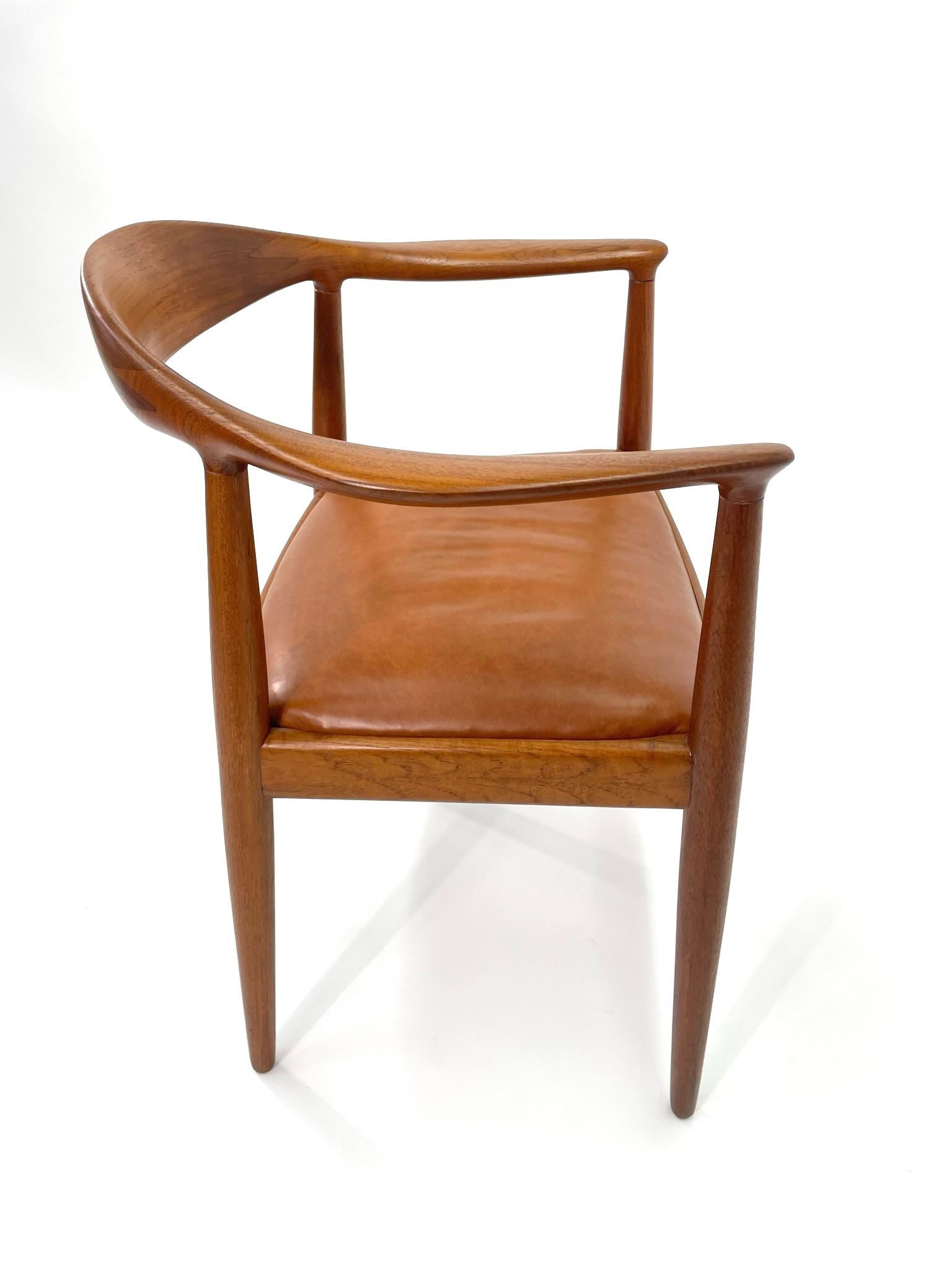 Milieu du XXe siècle Chaise « The » de Hans J. Wegner avec sièges en cuir - lot de 5