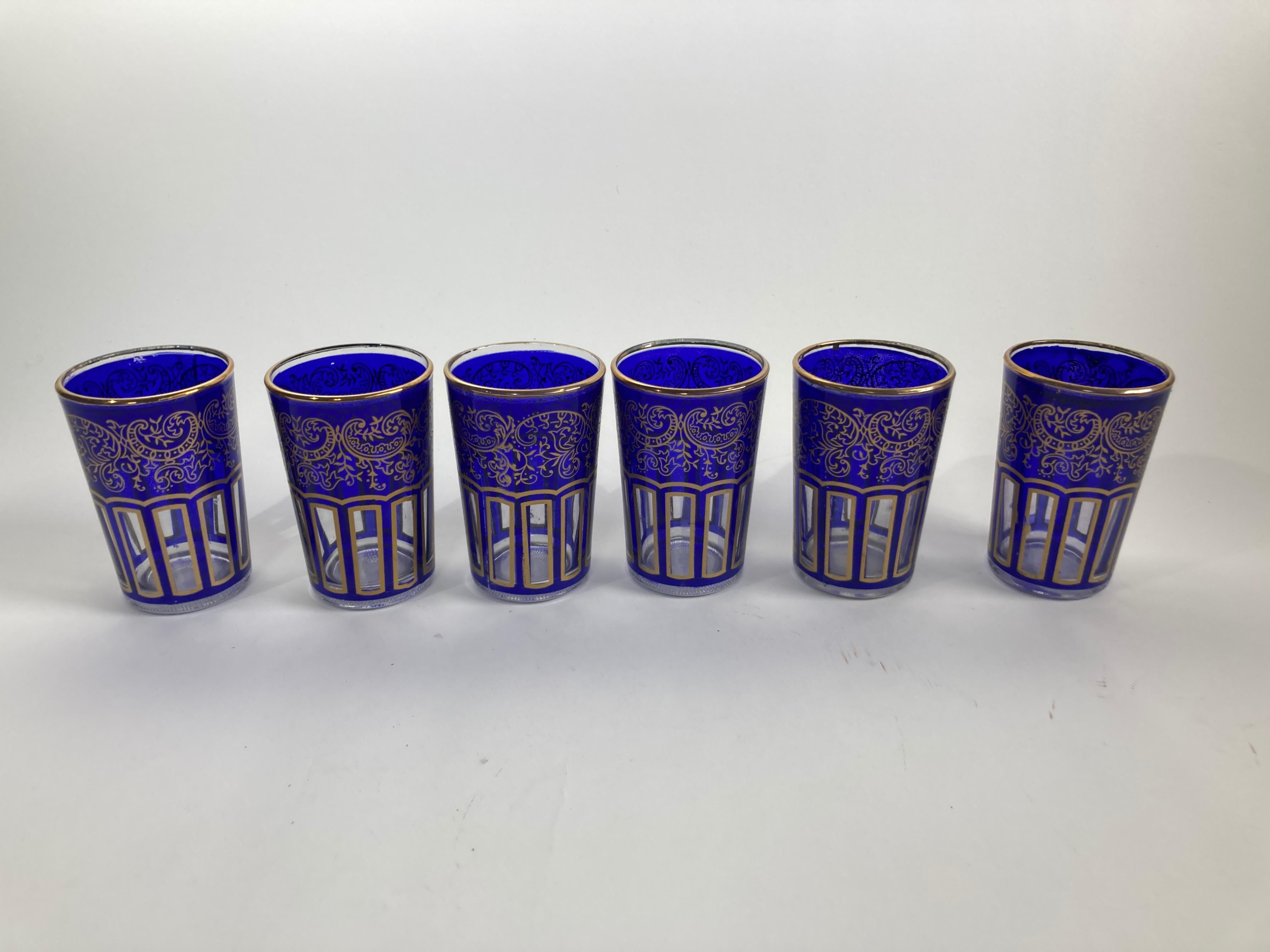 Mauresque Ensemble de 6 verres à liqueur marocains bleu roi avec motif mauresque doré en vente
