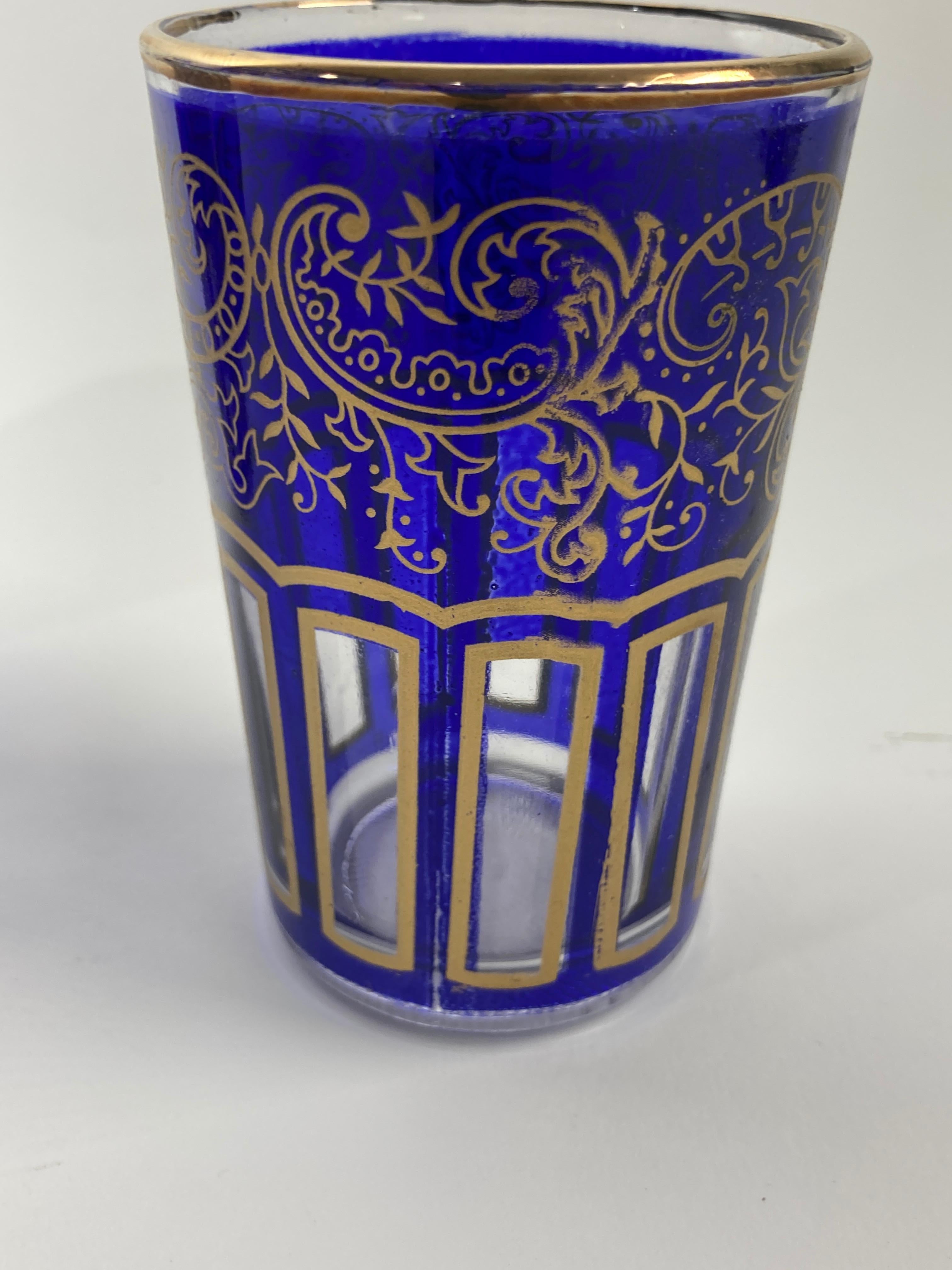 Moroccan Royal Blue Shot Glasses with Gold Moorish Design Set of 6 Barware In Good Condition For Sale In North Hollywood, CA