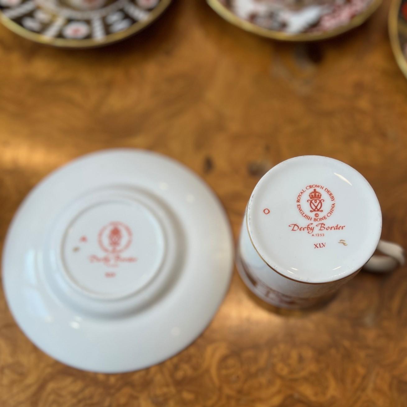 Ensemble de six tasses et soucoupes à demi-tasse en porcelaine dorée Imari Royal Crown Derby en vente 4