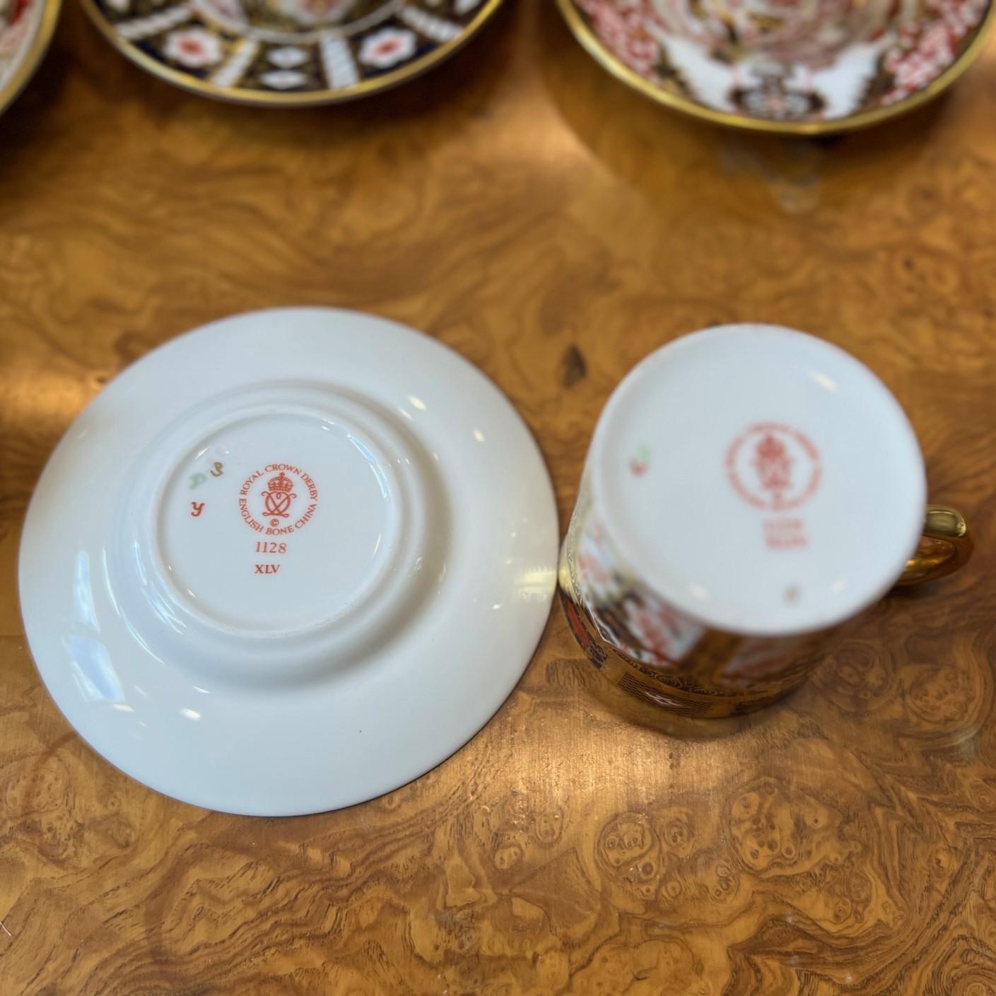Ensemble de six tasses et soucoupes à demi-tasse en porcelaine dorée Imari Royal Crown Derby en vente 10