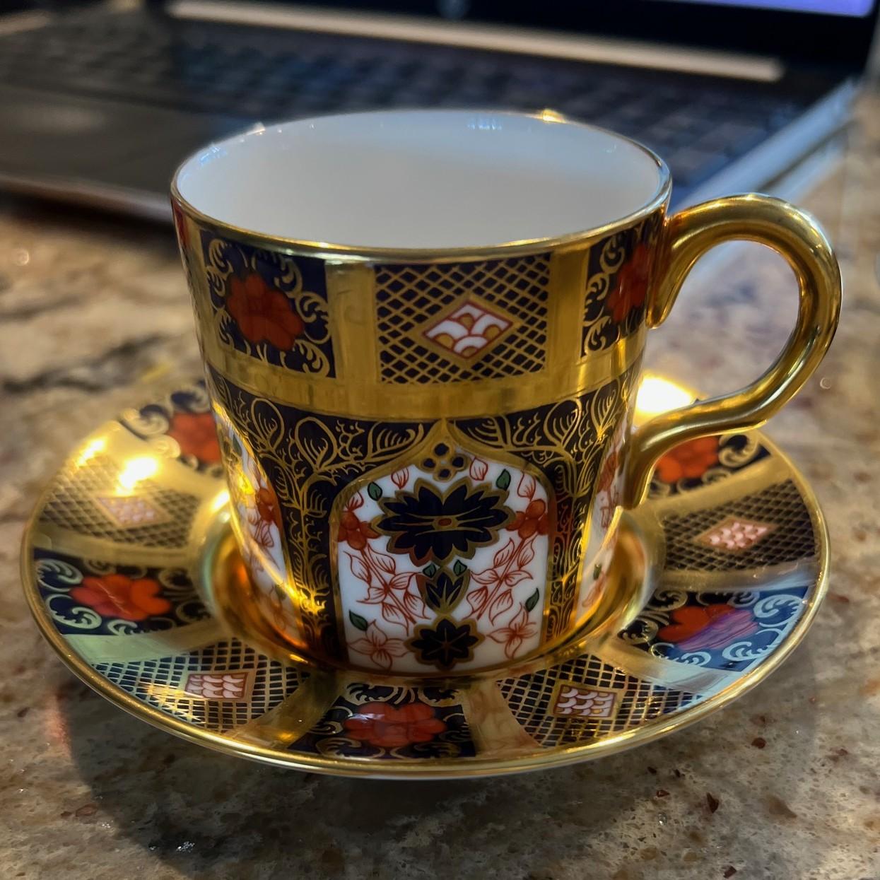 Ensemble de six tasses à demitasse et soucoupes en porcelaine dorée et Imari Royal Crown Derby des années 1940

Une étonnante collection de six tasses à demi-masse et soucoupes Royal Crown Derby, chacune mettant en valeur l'artisanat exquis et les
