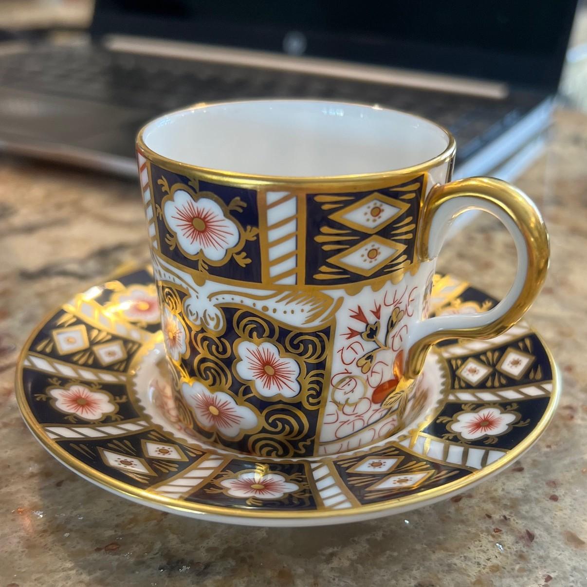 Japonisme Ensemble de six tasses et soucoupes à demi-tasse en porcelaine dorée Imari Royal Crown Derby en vente