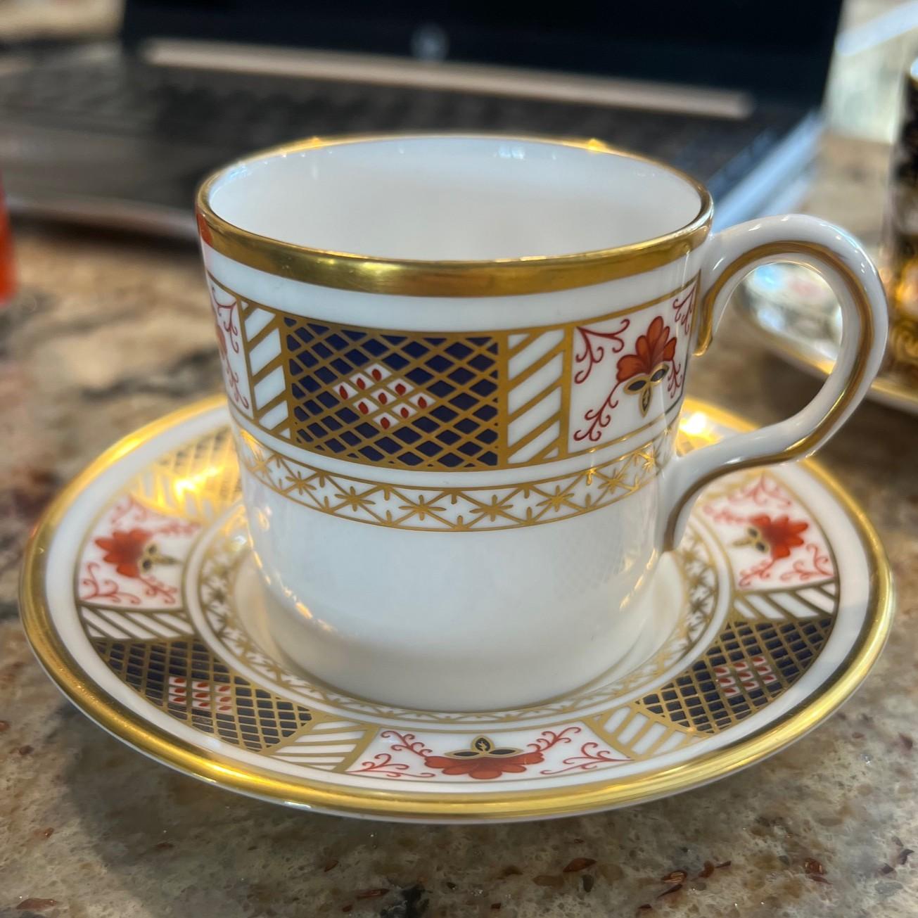 Anglais Ensemble de six tasses et soucoupes à demi-tasse en porcelaine dorée Imari Royal Crown Derby en vente