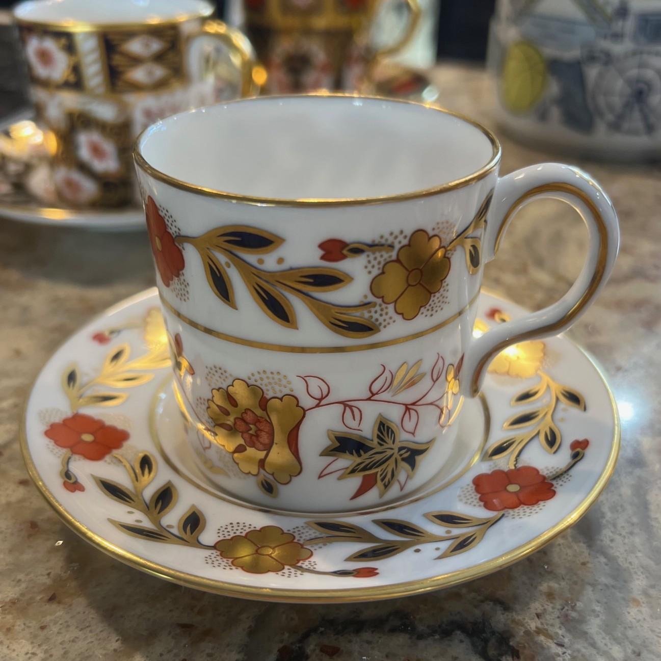 Doré Ensemble de six tasses et soucoupes à demi-tasse en porcelaine dorée Imari Royal Crown Derby en vente