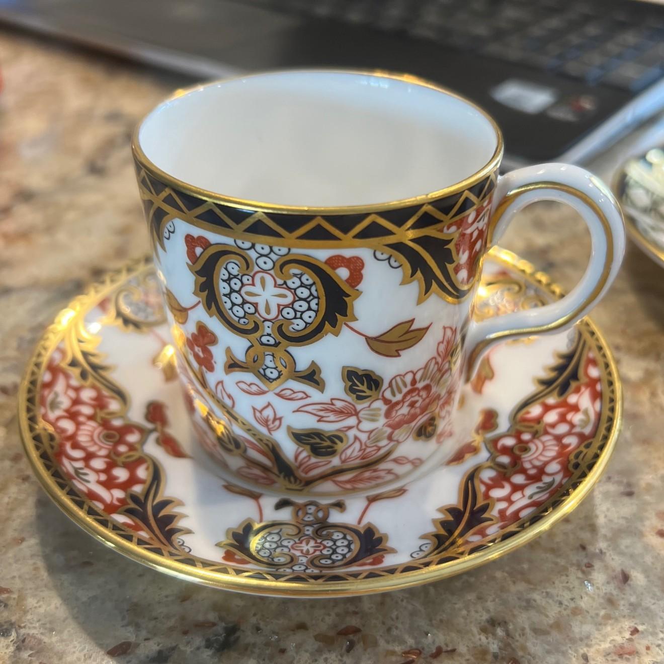 Ensemble de six tasses et soucoupes à demi-tasse en porcelaine dorée Imari Royal Crown Derby Bon état - En vente à Morristown, NJ