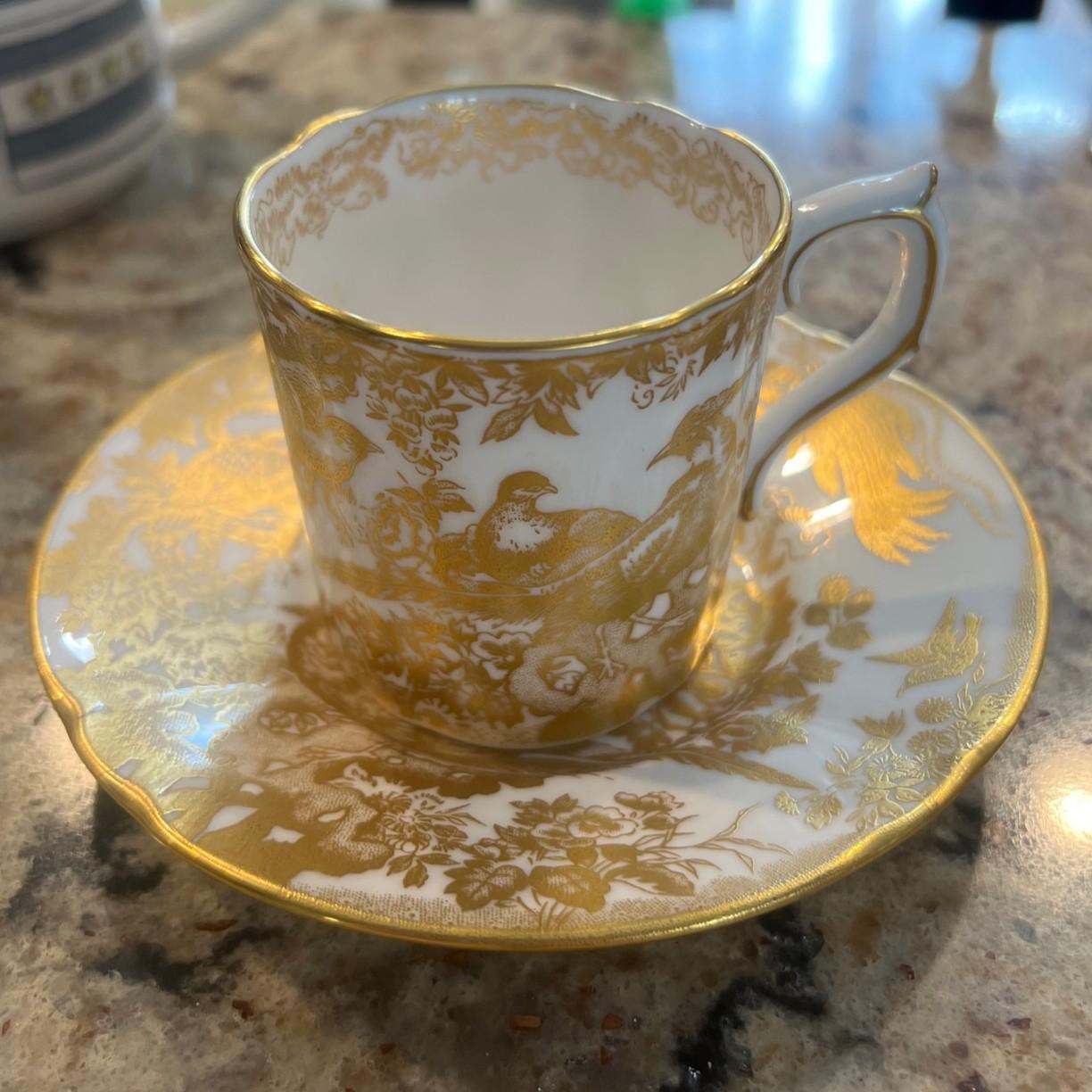 Milieu du XXe siècle Ensemble de six tasses et soucoupes à demi-tasse en porcelaine dorée Imari Royal Crown Derby en vente