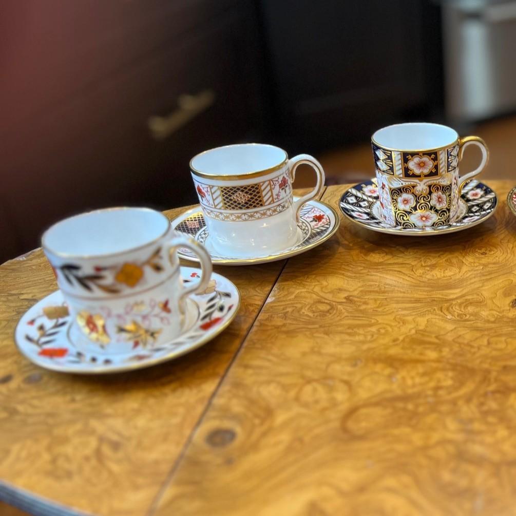 Or Ensemble de six tasses et soucoupes à demi-tasse en porcelaine dorée Imari Royal Crown Derby en vente