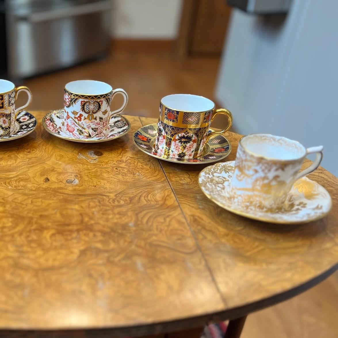 Ensemble de six tasses et soucoupes à demi-tasse en porcelaine dorée Imari Royal Crown Derby en vente 1