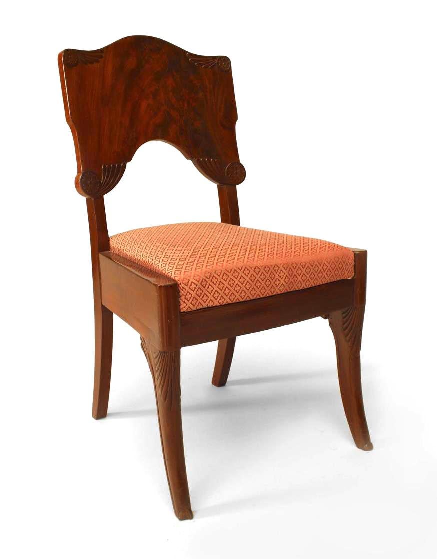 Ensemble de six chaises d'appoint russes néoclassiques de la première moitié du XIXe siècle en acajou, avec assise rembourrée, feuillage et rosettes sculptés sur le coin du dossier et pieds avant en forme de sabre.

 