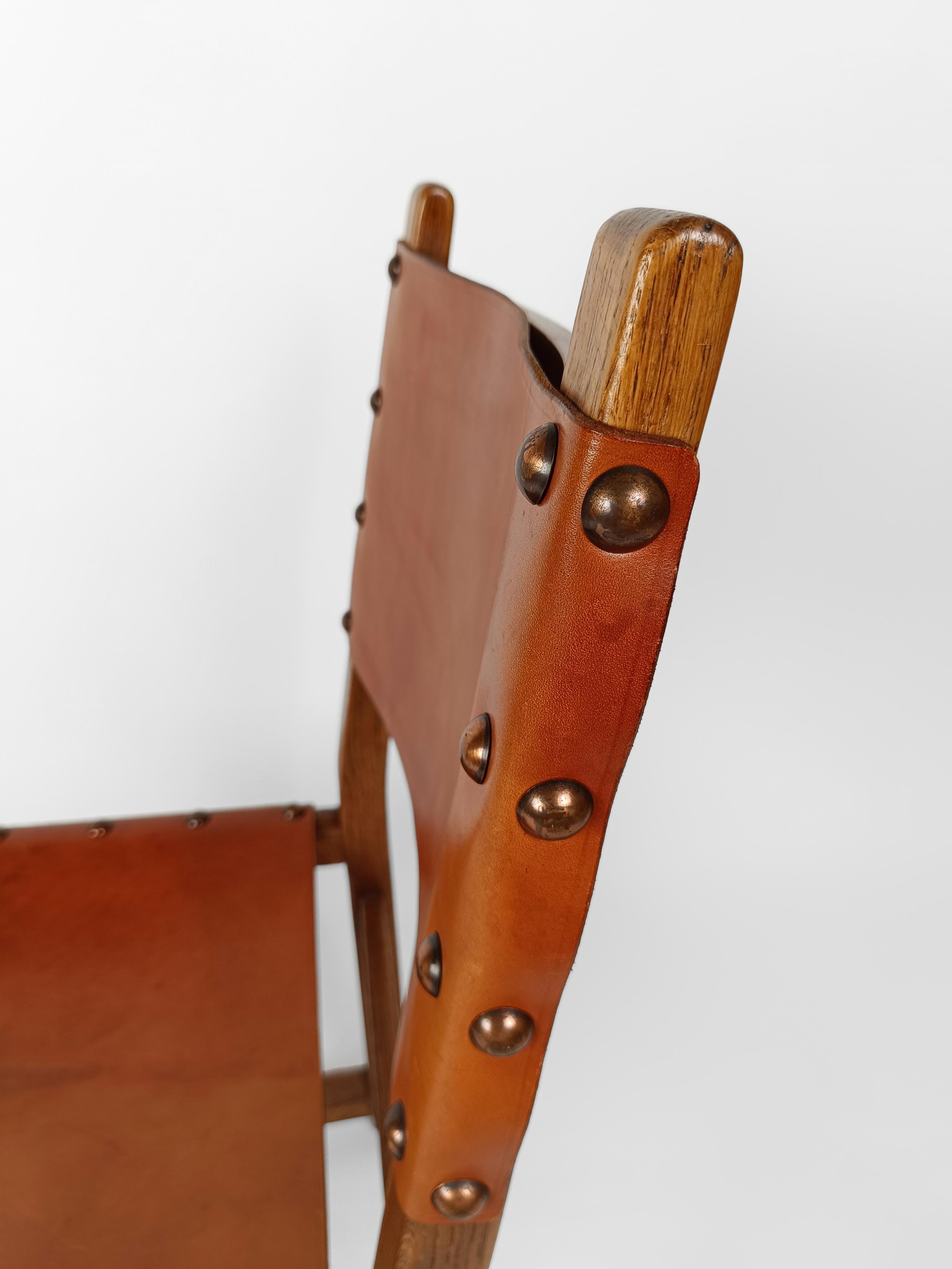 Set of Six Rustic Italian Chairs in Cognac Studded Leather and solid Oak Wood  For Sale 5